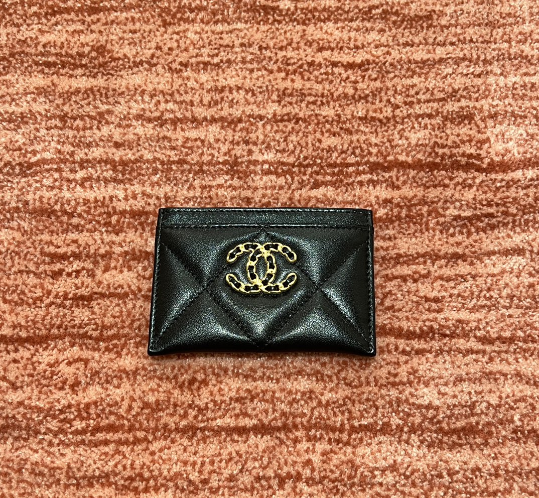 Chanel 19 Carteira Pequena Preto Hardware Dourado Pele de carneiro