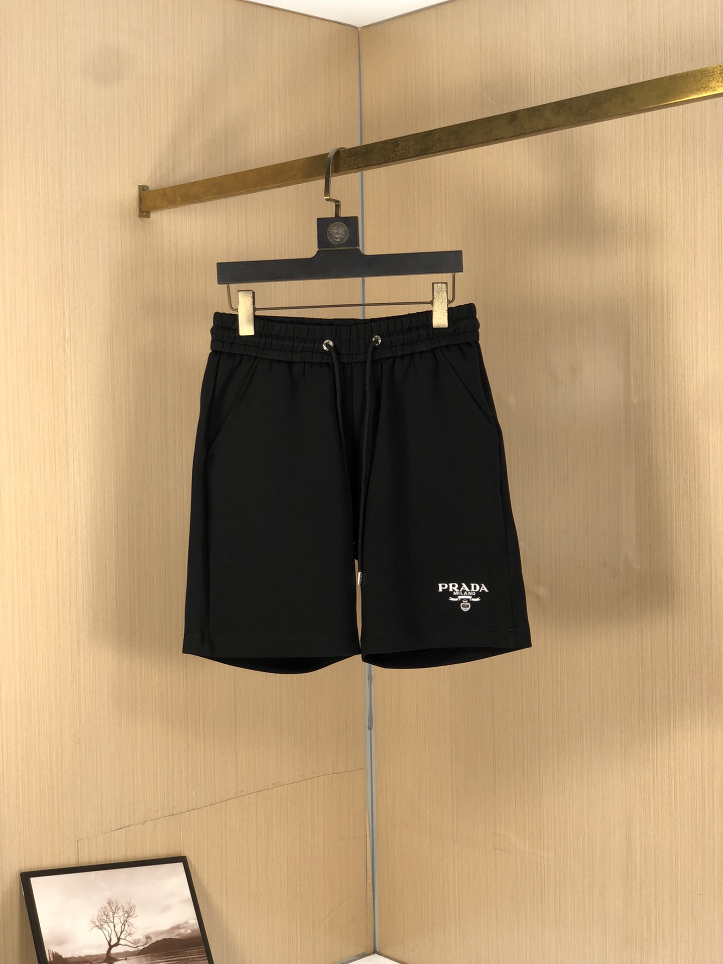 NO:135474,Prada 24SS summer shorts, made of high elastic pure cotton fabric, super skin-friendly and comfortable, classic logo embellishment, and hardware details are in place!  The upper body effect is super handsome and versatile!  Code number M-XXXL, prada, shorts, alexander wang19860909普拉达 24SS夏季新款短裤,采用高弹纯棉面料,超级亲肤舒适,经典logo标识点缀,五金细节到位！上身效果超级帅气百搭！码数M-XXXL,,prada,shorts,alexander wang,Men's clothing