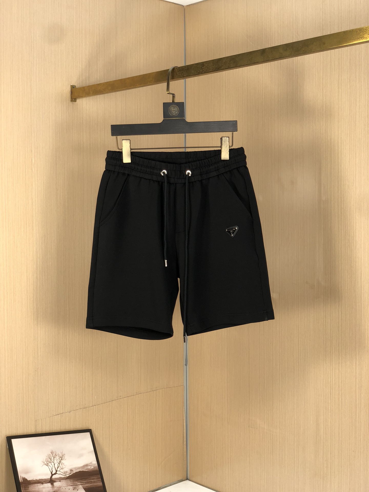 NO:135463,Prada 24SS summer shorts, made of high elastic pure cotton fabric, super skin-friendly and comfortable, classic logo embellishment, and hardware details are in place!  The upper body effect is super handsome and versatile!  Code number M-XXXL, prada, shorts, alexander wang19860909普拉达 24SS夏季新款短裤,采用高弹纯棉面料,超级亲肤舒适,经典logo标识点缀,五金细节到位！上身效果超级帅气百搭！码数M-XXXL,,prada,shorts,alexander wang,Men's clothing