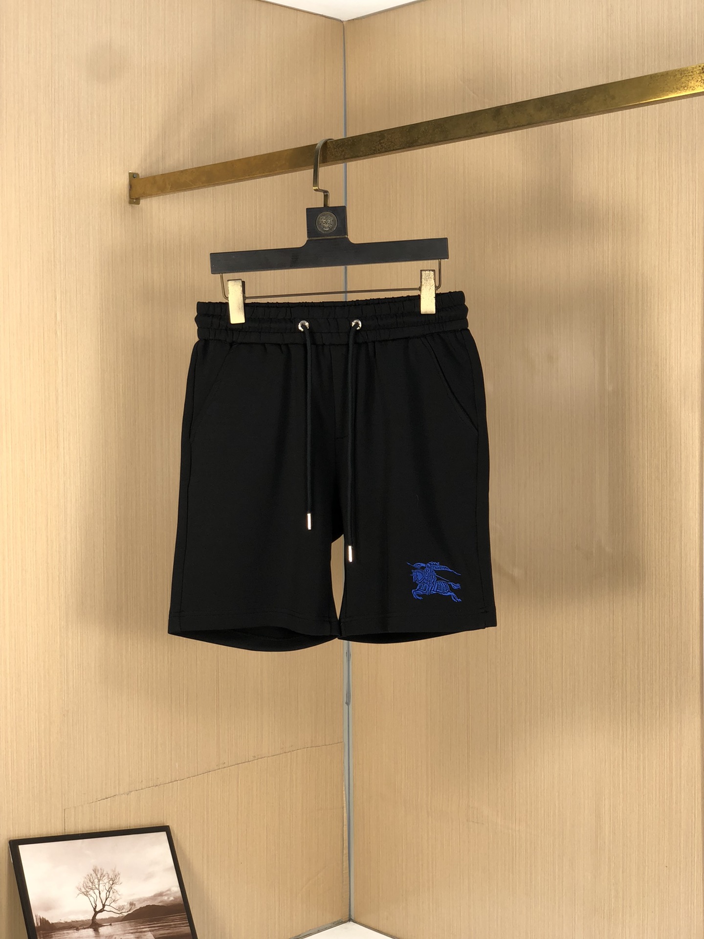 NO:135466,Burberry 24SS summer new shorts, made of high elastic pure cotton fabric, super skin-friendly and comfortable, classic logo embellishment, and hardware details are in place!  The upper body effect is super handsome and versatile!  Code number M-XXXL, burberry, shorts, alexander wang19860909巴宝莉 24SS夏季新款短裤,采用高弹纯棉面料,超级亲肤舒适,经典logo标识点缀,五金细节到位！上身效果超级帅气百搭！码数M-XXXL,,burberry,shorts,alexander wang,Men's clothing