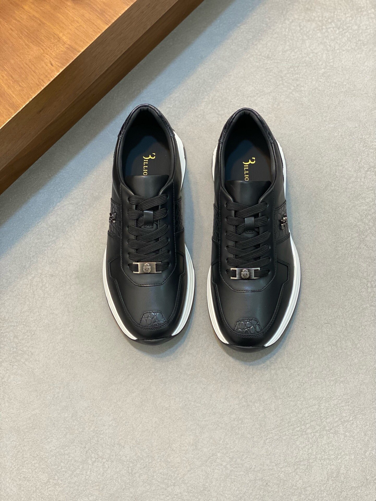 NO:218166,Brand BILLIONAIRE Color original color matching Number of codes 38-44 standard codes Price Material Billionaire new product Casual shoes!  High quality Top version 1:1 production fashion trend details are impeccable using imported original cowhide to make comfortable and breathable cowhide inner cowhide feet, comfortable foot feeling and superior quality original large bottom, billionaire, cowhide19860909品牌BILLIONAIRE 颜色原版配色 码数38-44标准码 价格 材质亿万富翁新品 休闲鞋！高品质 顶级版本1:1制作时尚潮流细节无可挑剔采用进口原版牛皮制作舒适透气牛皮内里牛皮垫脚、脚感舒适品质优越原版大底,亿万富翁,cowhide,Men's shoes