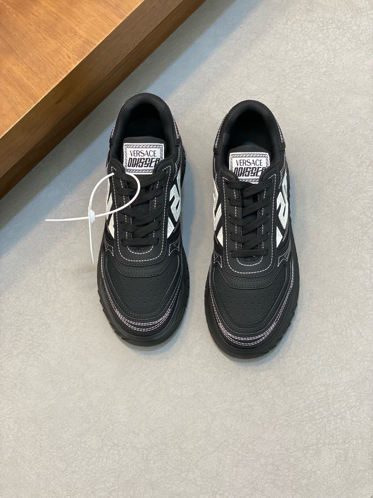 NO:218242,Brand VERSACE color original color matching code number 39-44 customized 38.45.46 price Material Versace new men's casual shoes!  A must-have for trendy men!  Eclectic details create a unique shoe that features a lightweight, buckled rubber sole inspired by the iconic Versace chain jewelry. The iconic elements on the latest Versace sneakers include the iconic Greek key pattern, the 