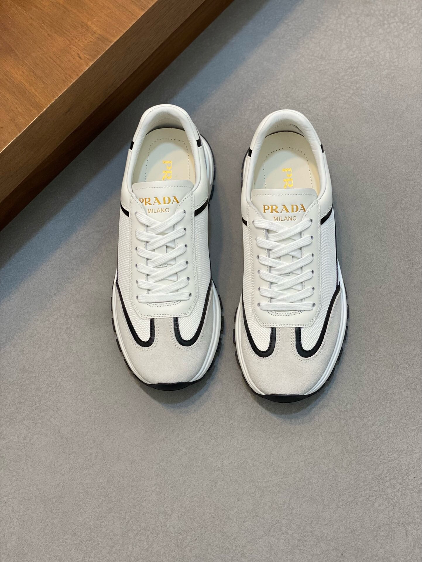 NO:218524,Brand P R A D A Color Original Color Pair Number 39-44 Customized 45 Price Material Prada New Product Original Single-Place Low-top Casual Sports Shoes!  The upper is made of original soft cowhide with Prada logo cowhide inner lining. The original molded outsole of cowhide is made of high quality, worth owning. Prada, prada, sneakers, cowhide19860909品牌P R A D A 颜色原版配色 码数39-44定做45 价格 材质普拉达新品原单货低帮休闲运动鞋！鞋面采用原版柔软牛皮搭配普拉达标识牛皮内里 牛皮垫脚原版开模大底、高品质值得拥有,普拉达,prada,sneakers,cowhide,Men's shoes