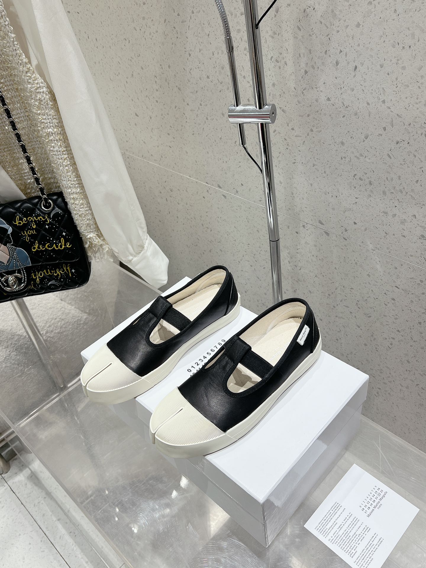 NO:441993,Cloth, leather, graffiti, Maison Margiela, split toe casual shoes, fashion items that cannot be missed, simple and stylish beauty, running and running, must-have items, fashion age-reducing artifact, casual and straightforward feeling, simple and advanced design, integrated into MM6's unique logo split toe, while satisfying daily life, leisure and vacation, versatile, Zhenxin Bashi, original consistent materials, benchmarking original order, number of 35-40 (40 customization, no return or exchange), Mary Jane, masion margiela, masion margiela, mary jane19860909布面 皮面 涂鸦 MaisonMargiela马吉拉 分趾休闲鞋 不容错过的时尚单品 简单又有格调的美 跑量扛把子,分趾必入单品 时尚减龄神器 随性率真的感脚 简单高级的设计 融入MM6独有的标志分趾,同时满足日常 休闲渡假 百搭 真心巴适 原版一致材料 对标原单 码数35-40（40定制不退换）,玛丽珍,masion margiela,masion margiela,mary jane,Women's Shoes