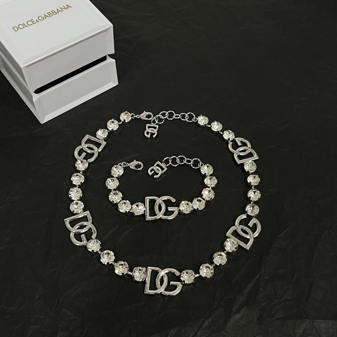 ¥480 Dolce & Gabbana Dugarbana DG necklace, elegance and precision design fashion for beauty。 - 图片 1