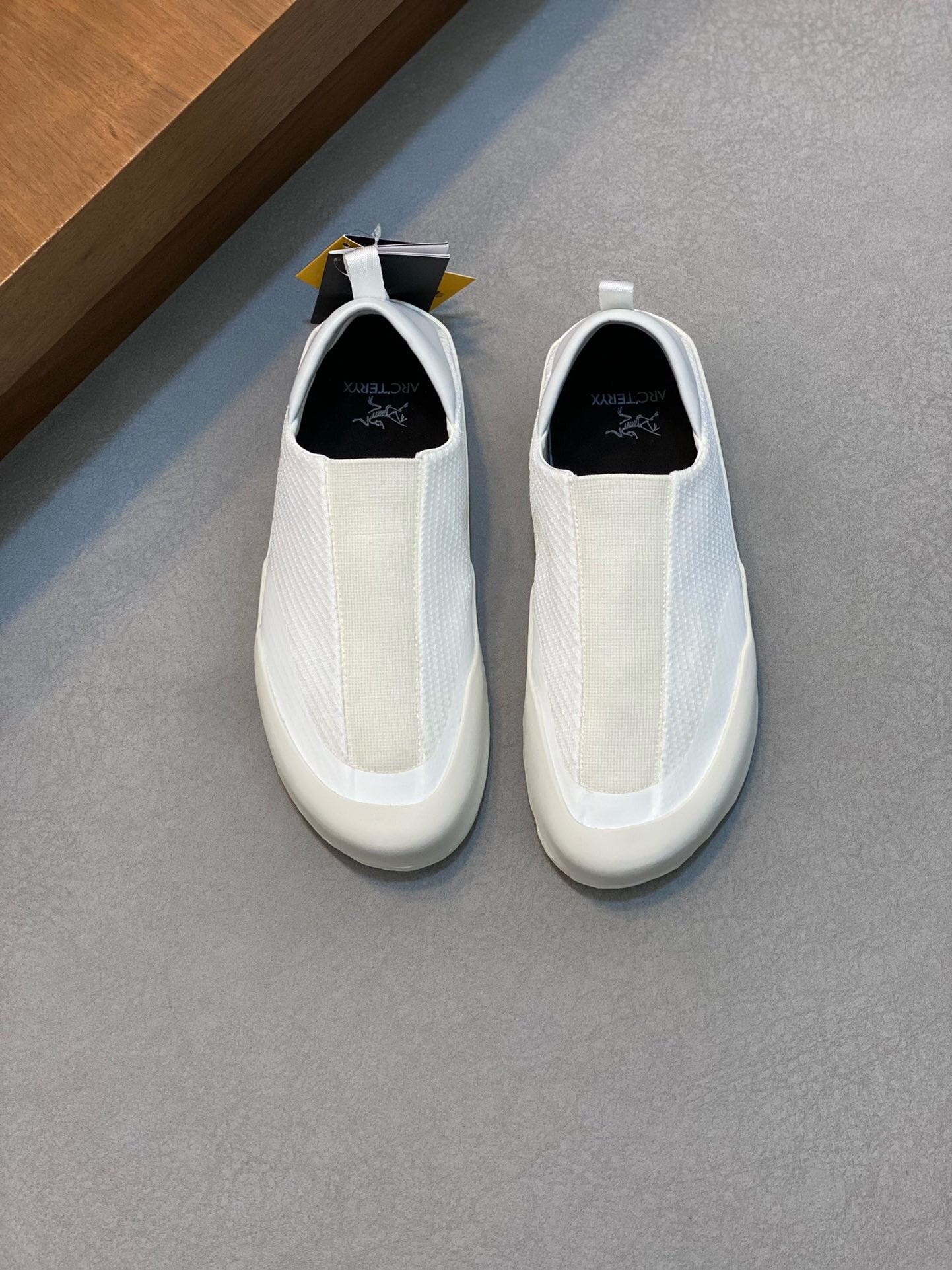 NO:218480,ARC'TERYX/Archaew Bird SOLANO LEATHER GORE-TEX Covered waterproof men's high-top casual shoes The new Solano is specially designed for everyday cities, with ultra-light, soft, comfortable, breathable matte fabric, and all-leather shoes with GTX waterproof film. It has a very texture, and breathable cotton insoles bring you all-weather foot comfort!  Vibram rubber outsole is wear-resistant, non-slip and lightweight. It is comfortable, light and breathable on the upper foot, and it is not tired after a long time of wearing. It is worth having!  Size 39-40-41-42-43-44 (45 customized) standard leather shoe size, arc'teryx19860909ARC‘TERYX/始祖鸟 SOLANO LEATHER GORE-TEX 覆盖防水男款高帮休闲鞋 全新的Solano专为日常都市设计,超轻柔软舒适透气磨砂面料,拼接GTX防水膜的全皮质鞋款,极具质感,透气棉鞋垫给您带来全天候的脚部舒适！Vibram橡胶外底耐磨防滑轻便.上脚舒适轻便透气,久穿不累,值得拥有！ 码数39-40-41-42-43-44（45订做）标准皮鞋码,arc'teryx,Men's shoes