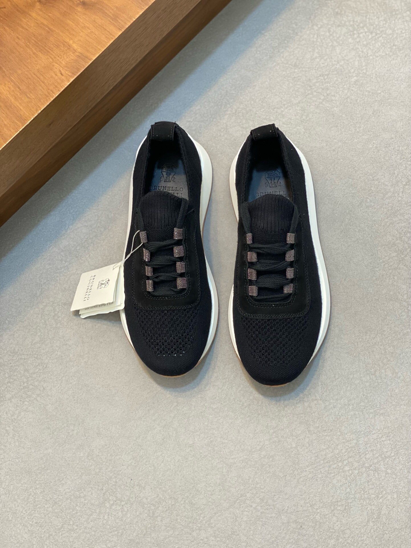 NO:217575,Brand Brunello Cucinelli Color Original Color Code Number 39-44 Standard Code Price Material BC New Style Casual Shoes!  Original single quality This brand is the world's top luxury brand from Italy. The fabric is made of semi-polished full-grain calfskin   cloth imported from Italy. The inner part is a white benzene dyed breathable cloth. The brand's special logo movable foot pad is matched with ultra-light, high elastic and environmentally friendly white IP sole, the individual logo on the outsole and the unique fine-line groove design, which instantly bursts in luxury!  BC casual shoes, brunello cucinelli, cowhide19860909品牌Brunello Cucinelli 颜色原版配色 码数39-44标准码 价格 材质BC新款 休闲鞋！原单品质此品牌是来自意大利的世界顶级奢侈品牌 面料采用意大利进口半抛光全粒面小牛皮 布面,内里是本白色苯染专用透气布里,品牌专用logo活动脚垫,搭配超轻、高弹、环保的本白色IP鞋底,外底上的个性logo和独特的细纹凹槽设计,奢华度瞬间爆棚！,BC休闲鞋,brunello cucinelli,cowhide,Men's shoes