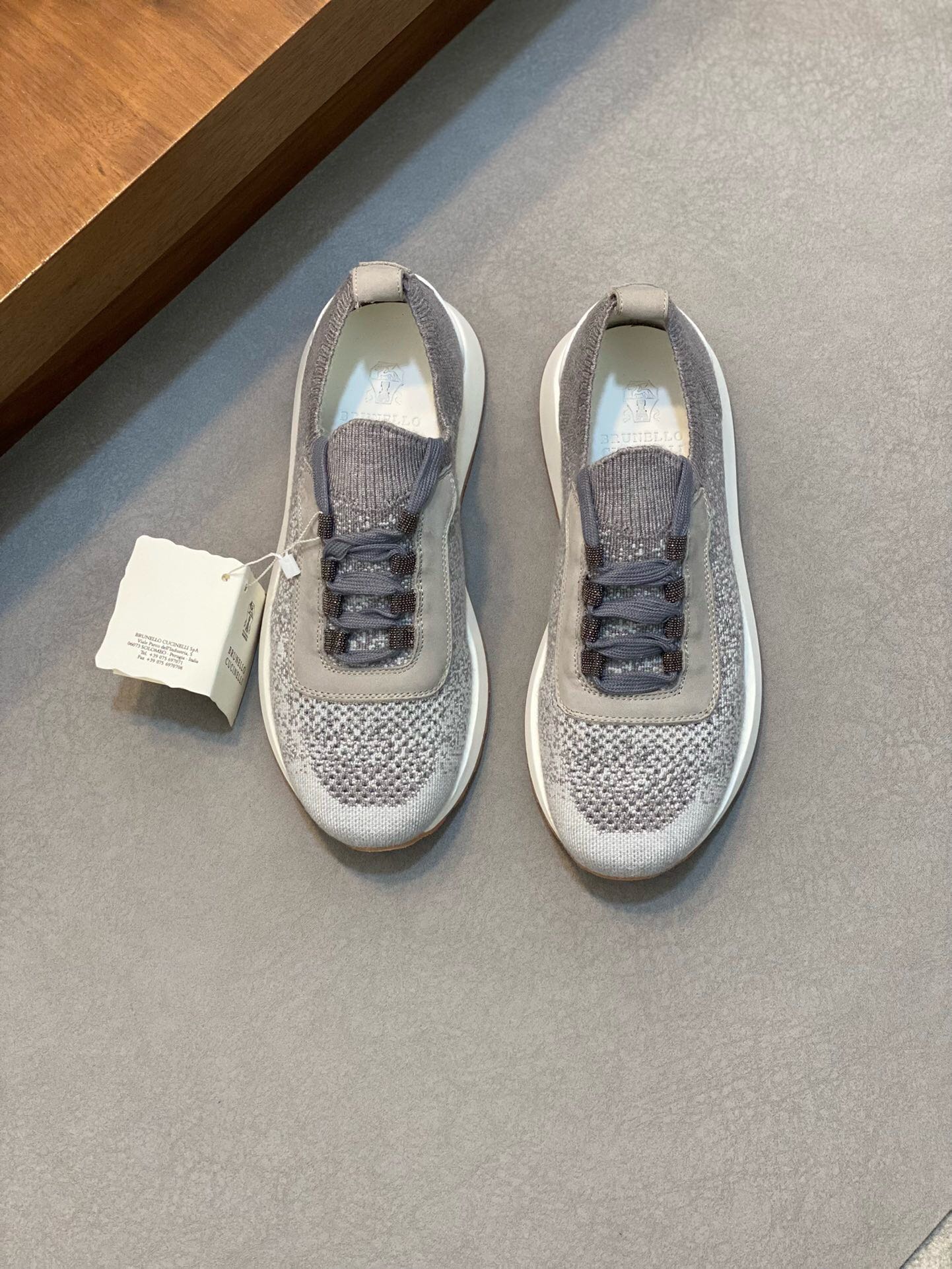 NO:219366,Brand Brunello Cucinelli Color Original Color Code Number 39-44 Standard Code Price Material BC New Style Casual Shoes!  Original single quality This brand is the world's top luxury brand from Italy. The fabric is made of semi-polished full-grain calfskin   cloth imported from Italy. The inner part is a white benzene dyed breathable cloth, the brand's special logo movable foot pad is matched with ultra-light, high elastic and environmentally friendly white IP sole, the individual logo on the outsole and the unique fine-line groove design, the luxury instantly bursts out!  BC casual shoes, brunello cucinelli, cowhide19860909品牌Brunello Cucinelli 颜色原版配色 码数39-44标准码 价格 材质BC新款 休闲鞋！原单品质此品牌是来自意大利的世界顶级奢侈品牌 面料采用意大利进口半抛光全粒面小牛皮 布面,内里是本白色苯染专用透气布里,品牌专用logo活动脚垫,搭配超轻、高弹、环保的本白色IP鞋底,外底上的个性logo和独特的细纹凹槽设计,奢华度瞬间爆棚！,BC休闲鞋,brunello cucinelli,cowhide,Men's shoes