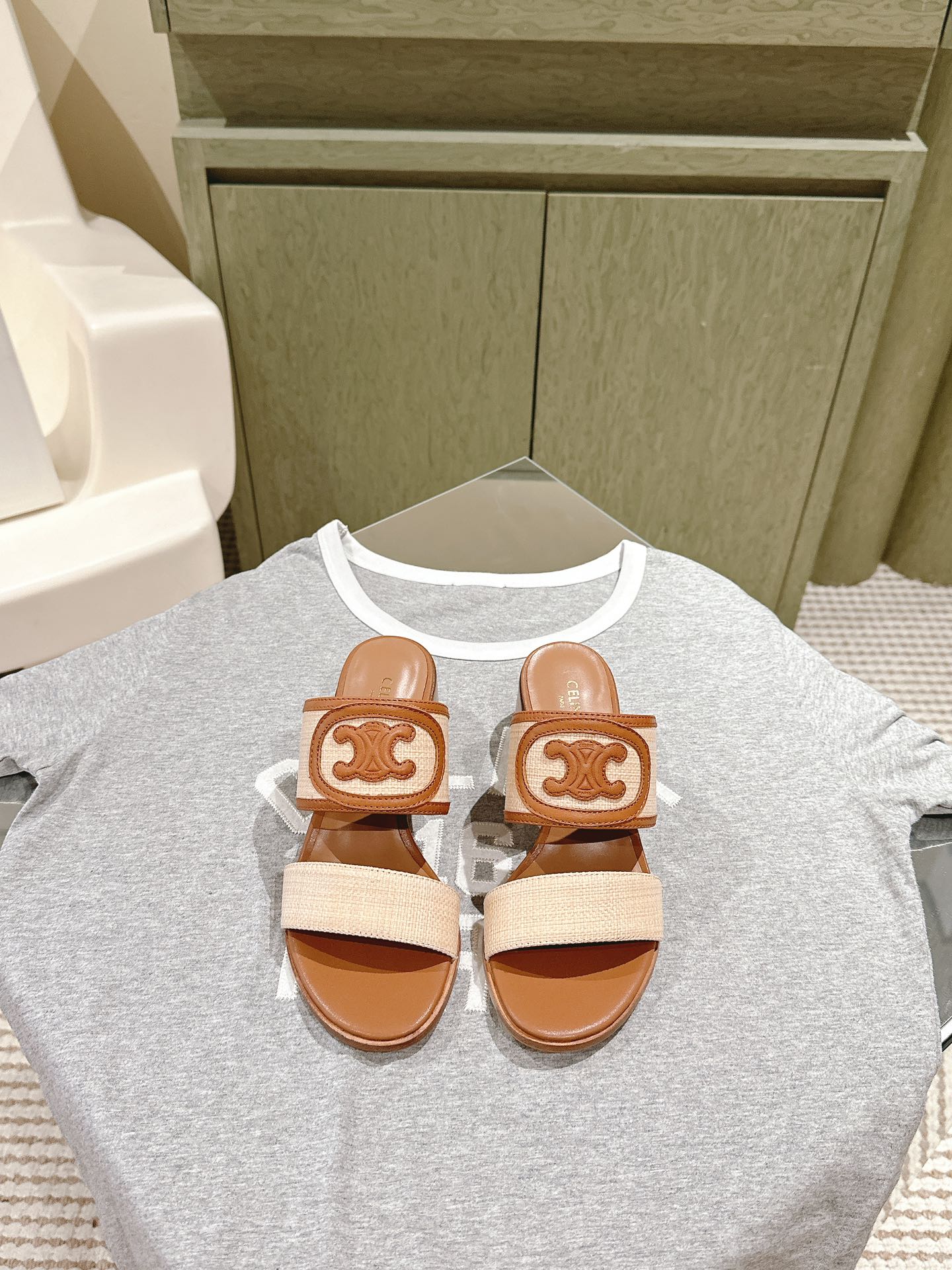 NO:616580,| 4 CELI*E's new spring and summer Arc de Triomphe British-style flat-soled micro-label slippers series are simple and fashionable, timeless and timeless. They are classics that will never fade away in the fashion circle. They have retro British style and extraordinary temperament. They are a must-have for lazy people to match their height!  Fabric: cowhide woven, cowhide lining, original leather outsole!  The code number is 35-40, and the full set is packaged in a synchronous gift box at the counter!  ,high heels slippers,celine,high heels,slippers,cowhide,Leather soles19860909| 4  CELI*E塞琳春夏新款凯旋门英伦风平底微标拖鞋系列 简约大气时髦,耐看不过时,是时尚圈永不退潮的经典所在,复古的英伦风格,气质非凡,懒人百搭增高必备款！ 面料牛皮编织 内里牛皮内里 原版真皮大底！ 码数35-40 全套专柜同步礼盒包装！,高跟鞋拖鞋,celine,high heels,slippers,cowhide,Leather soles,Women's Shoes