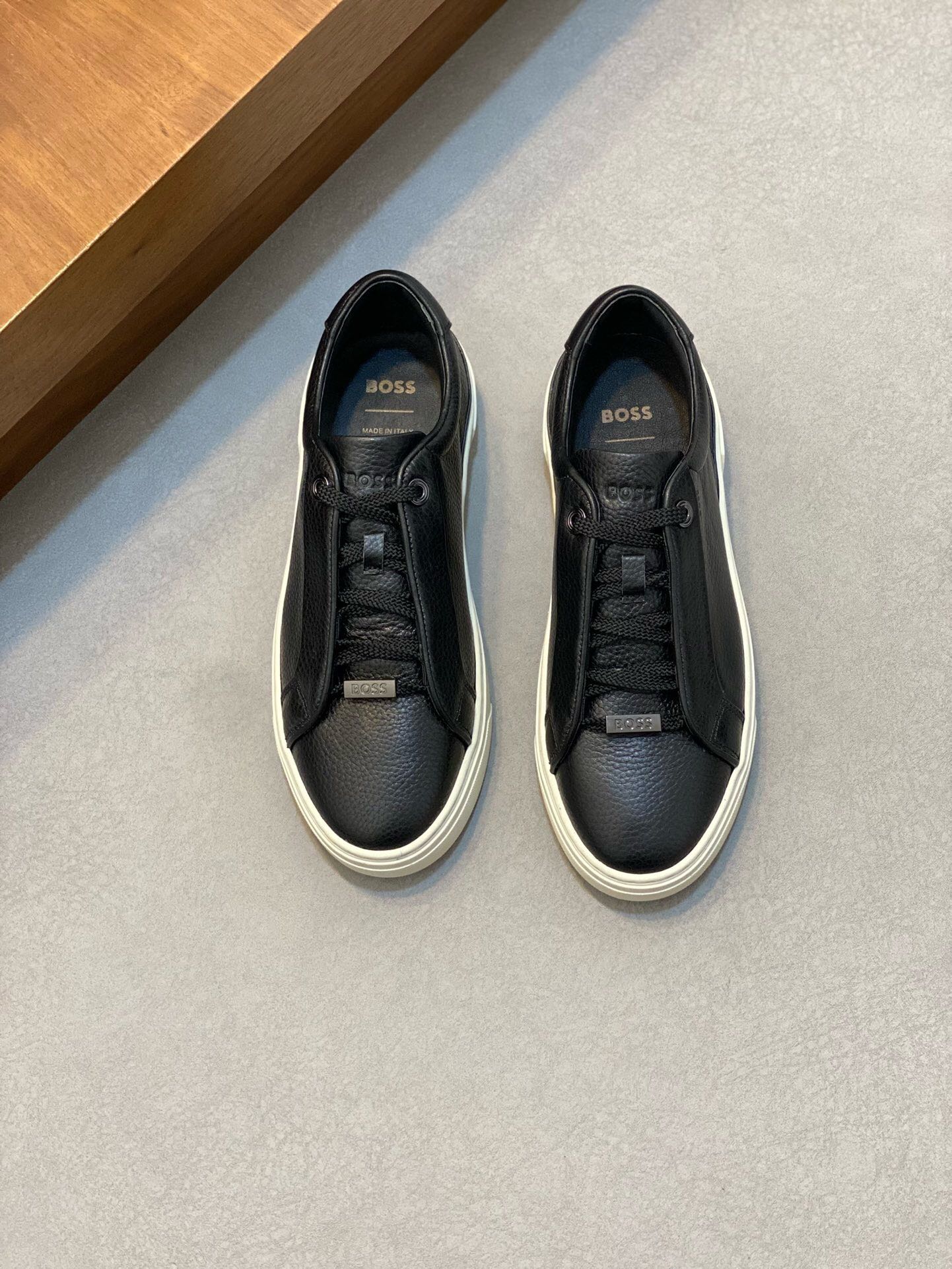 NO:217464,Brand BOSS Color Original Color Size 39-44 Customized 38.45 Price Material BOSS Low Top Sneakers This sneaker is made of perforated calfskin material, and the tongue is trimmed with branded straps to show interesting brand characteristics. The rubber sole is based on interwoven letter patterns, and the rear trim is designed with calfskin air compressor logo., BOOS casual shoes, sneakers, cowhide19860909品牌BOSS 颜色原版配色 码数39-44定做38.45 价格 材质BOSS低帮运动鞋 这款运动鞋精选穿孔小牛皮材质制作,鞋舌以品牌饰带饰边,展现趣味品牌特色.橡胶鞋底以交织字母图案为基础,后饰片则采用小牛皮空压logo设计.,BOOS 休闲鞋,sneakers,cowhide,Men's shoes