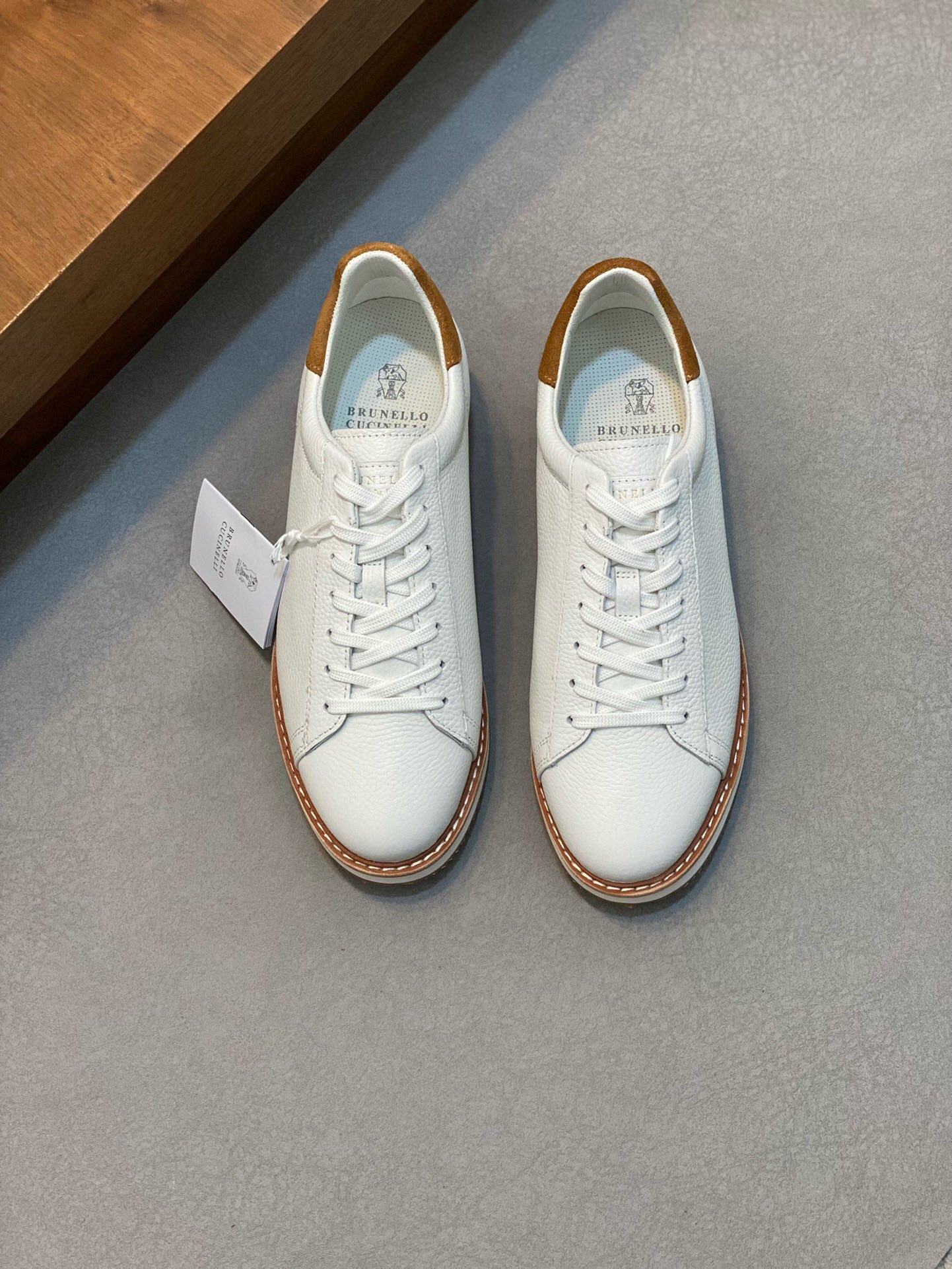 NO:217029,Brand Brunello Cucinelli Color Original Color Number 39-44 Price Material BC New Style Casual Shoes!  Original single quality This brand is the world's top luxury brand from Italy. The fabric is made of semi-polished full-grain calfskin   suede imported from Italy. The inner layer is a white benzene dyed calfskin inner lining. The brand's special logo movable foot pad is matched with an ultra-light, high elastic and environmentally friendly white IP sole. The personalized logo on the outsole and the unique fine-line groove design, which instantly bursts in luxury!  ,BC casual shoes, brunello cucinelli,cowhide,chamois leather19860909品牌Brunello Cucinelli 颜色原版配色 码数39-44 价格 材质BC新款 休闲鞋！原单品质此品牌是来自意大利的世界顶级奢侈品牌 面料采用意大利进口半抛光全粒面小牛皮 麂皮,内里是本白色苯染专用小牛皮内里,品牌专用logo活动脚垫,搭配超轻、高弹、环保的本白色IP鞋底,外底上的个性logo和独特的细纹凹槽设计,奢华度瞬间爆棚！,BC休闲鞋,brunello cucinelli,cowhide,chamois leather,Men's shoes