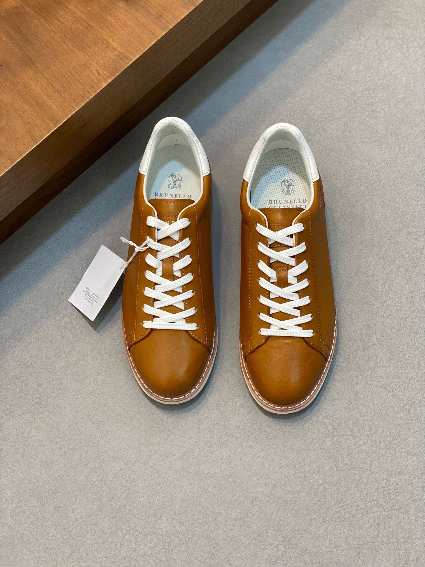 NO:218368,Brand Brunello Cucinelli Color Original Color Number 39-44 Price Material BC New Style Casual Shoes!  Original single quality This brand is the world's top luxury brand from Italy. The fabric is made of semi-polished full-grain calfskin   suede imported from Italy. The inner layer is a white benzene dyed calfskin inner lining. The brand's special logo movable foot pad is matched with an ultra-light, high elastic and environmentally friendly white IP sole. The personalized logo on the outsole and the unique fine-line groove design, which instantly bursts in luxury!  ,BC casual shoes, brunello cucinelli,cowhide,chamois leather19860909品牌Brunello Cucinelli 颜色原版配色 码数39-44 价格 材质BC新款 休闲鞋！原单品质此品牌是来自意大利的世界顶级奢侈品牌 面料采用意大利进口半抛光全粒面小牛皮 麂皮,内里是本白色苯染专用小牛皮内里,品牌专用logo活动脚垫,搭配超轻、高弹、环保的本白色IP鞋底,外底上的个性logo和独特的细纹凹槽设计,奢华度瞬间爆棚！,BC休闲鞋,brunello cucinelli,cowhide,chamois leather,Men's shoes