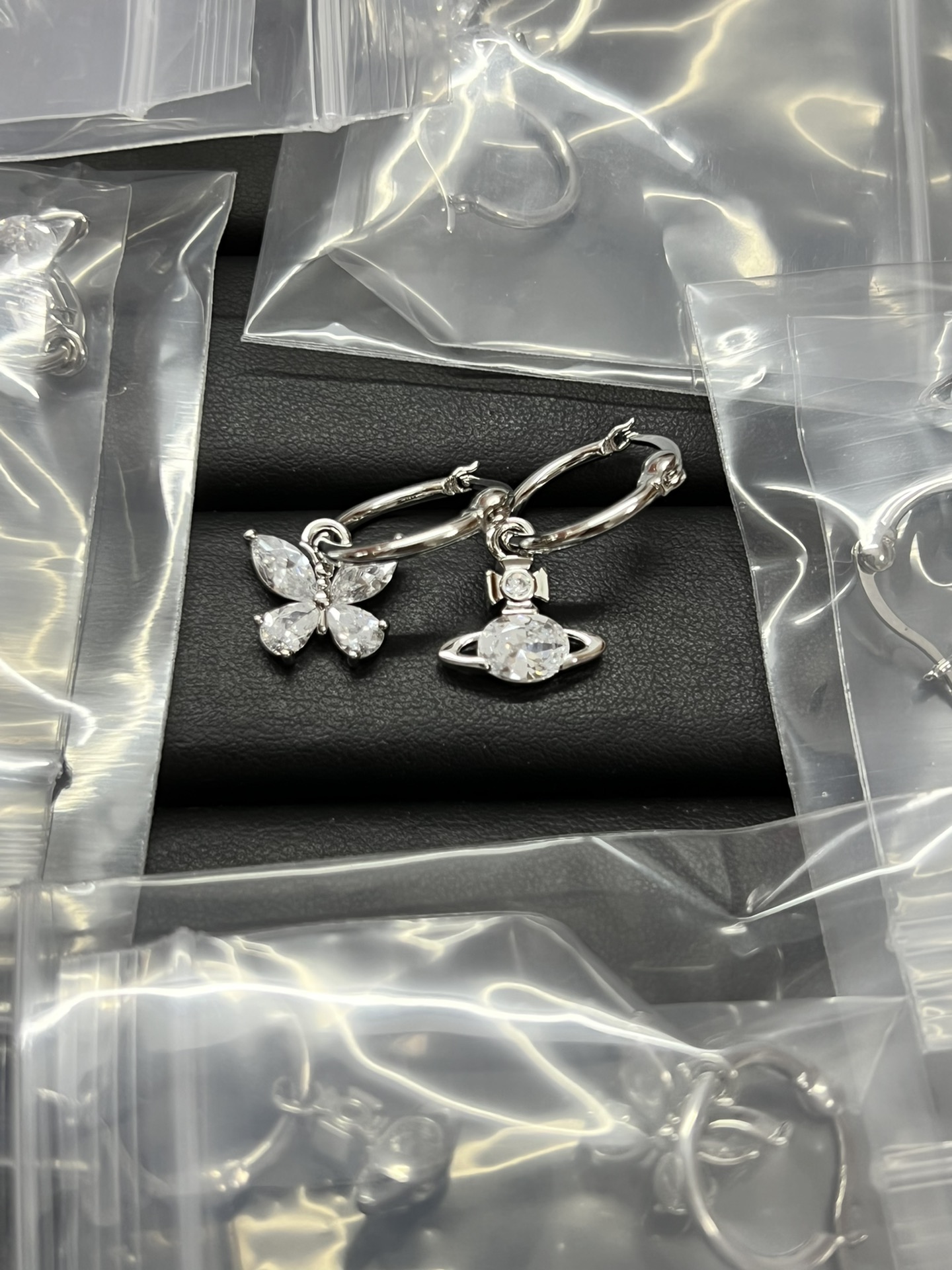 NO:103158,Queen Mother Citizen's new butterfly Saturn asymmetric ear hook earrings, Queen Mother Citizen's earrings, earrings19860909西太后新款蝴蝶土星不对称耳钩耳环,西太后耳钉,earrings,Jewelry