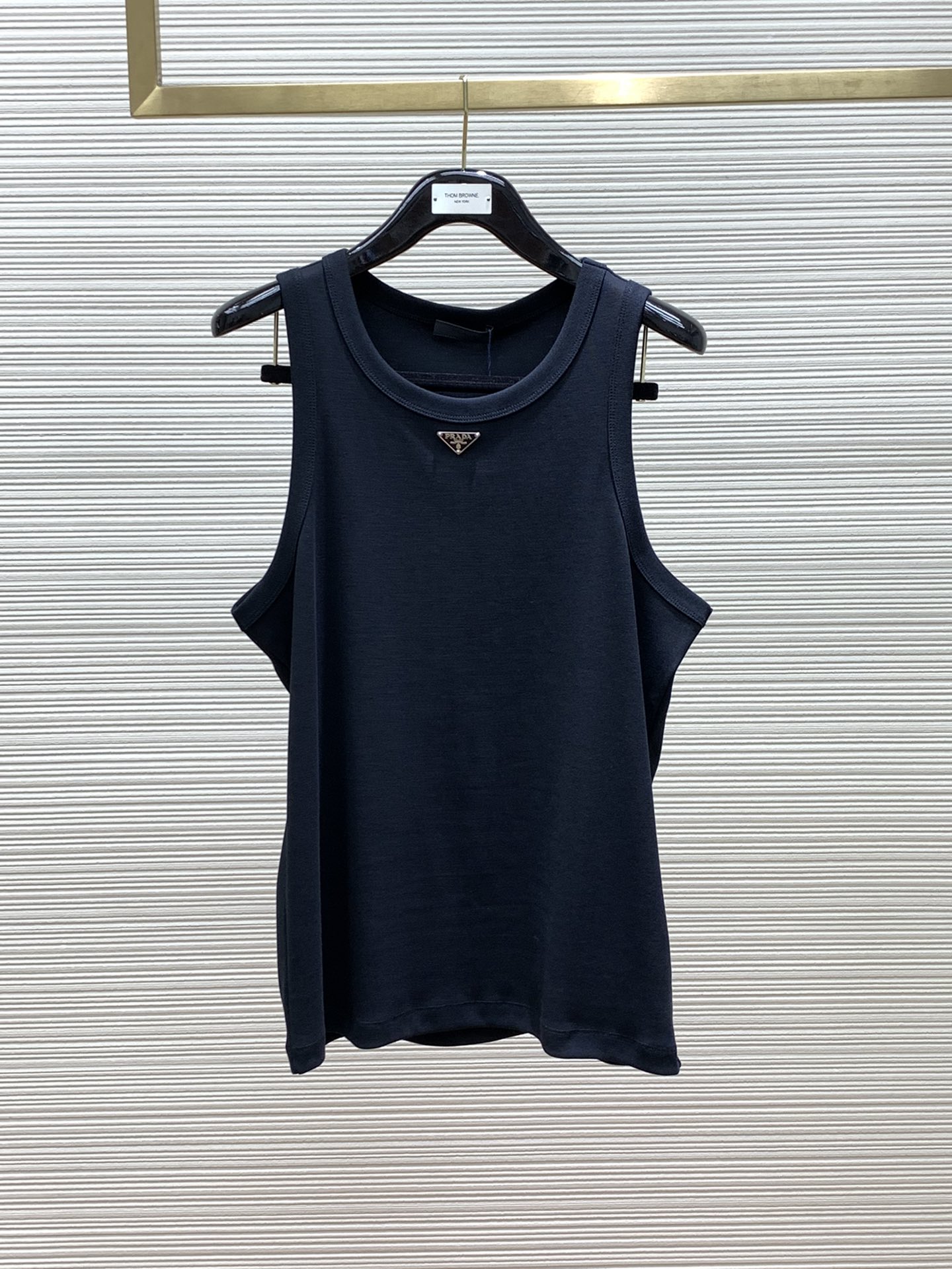 NO:159208,,PRADA Prada, the latest summer products, available at the counter at the same time, fashionable and casual round neck sleeveless vest, imported original fabric, extremely complex workmanship, the only channel that can be used as a purchasing agent level, top-level printing craft letter pattern logo, extremely high grade, comfortable and versatile, handsome and stylish upper body, 3 colors recommendation, code number XS-L,,prada,prada,alexander wang19860909,PRADA 普拉达,夏季最新品,专柜同步有售,时尚休闲圆领无袖背心,进口原版面料,做工极为复杂,唯一可以做代购级别的渠道狠货,顶级印花工艺字母图案logo,档次极高,舒适百搭,上身帅气有型,3色推荐,码数XS-L,,prada,prada,alexander wang,Men's clothing