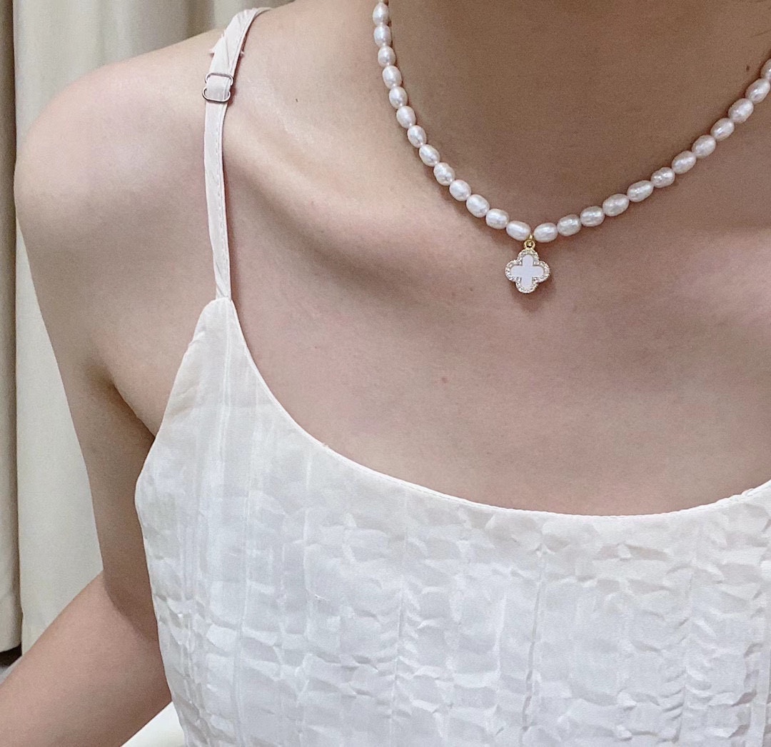 Top Perfect Fake
 Chanel Jewelry Necklaces & Pendants Black White Fashion