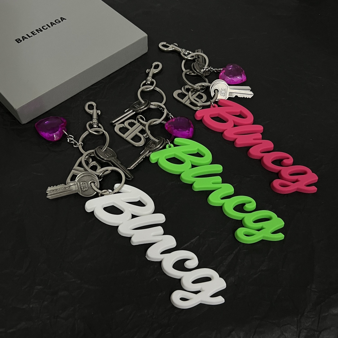 【】 巴黎世家 Balenciaga 钥匙扣 简单大方 大牌金质感饱满 ，搭配衣服超好看 ！！