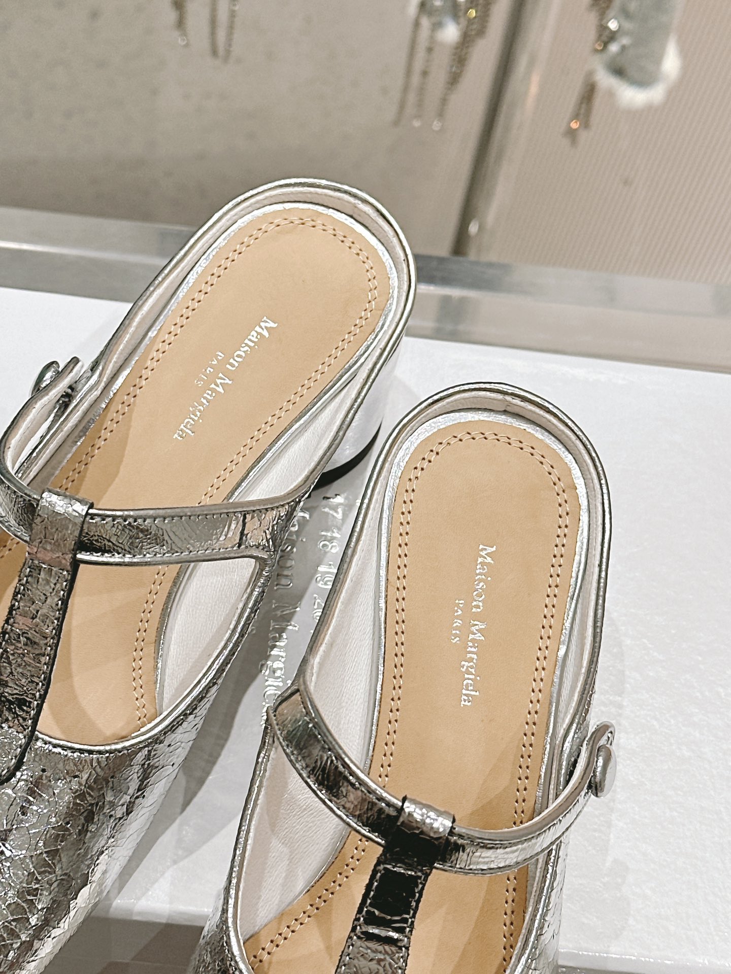 Maison Margiela: Exclusive Ballerina Flat-Tabi Sole-Shoe Sandals in Top Quality Leather - 图片 5