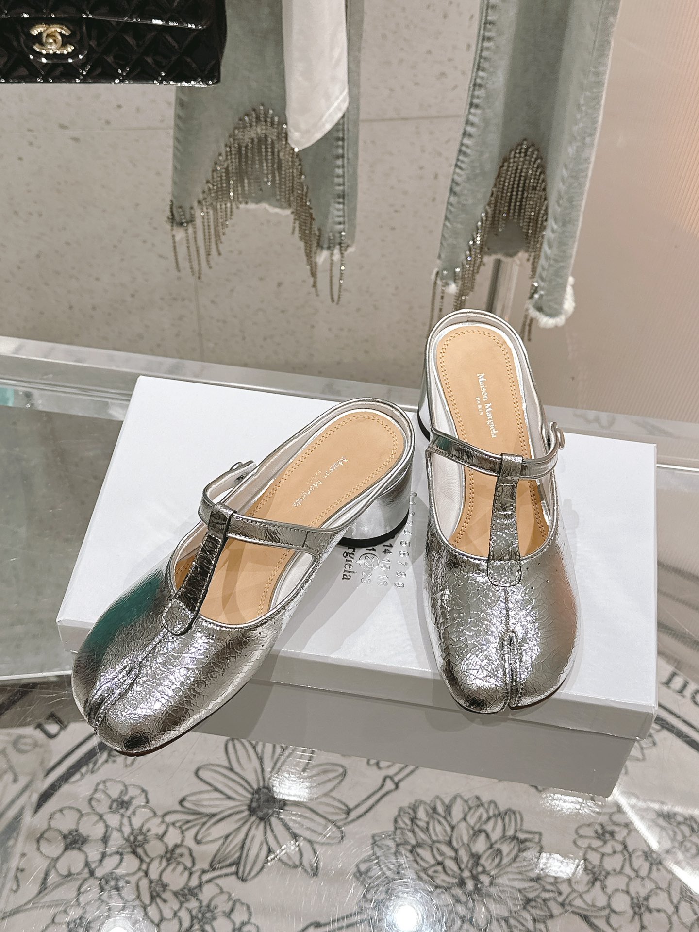 Maison Margiela: Exclusive Ballerina Flat-Tabi Sole-Shoe Sandals in Top Quality Leather - 图片 3