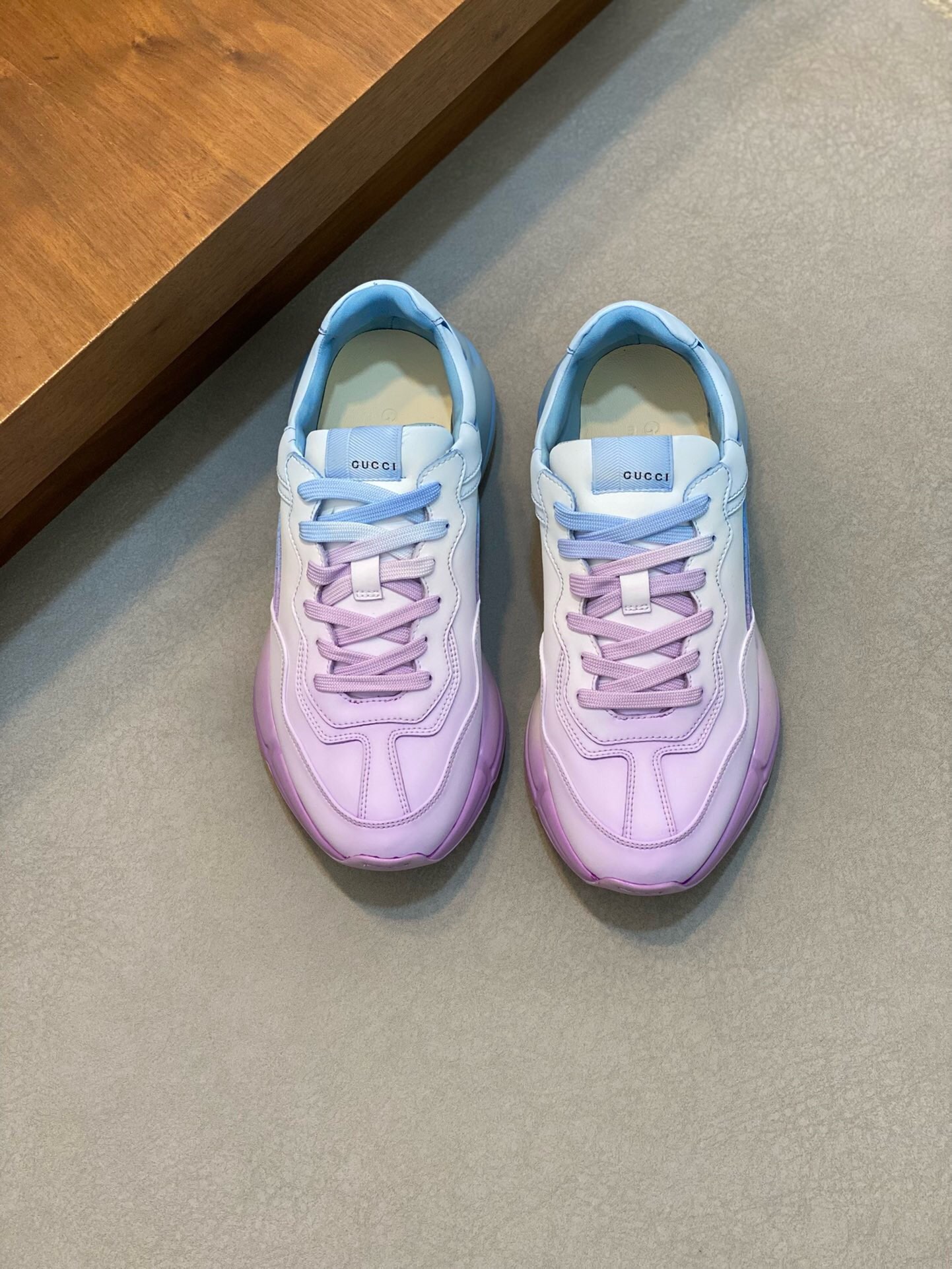 NO:216793,Brand G U C C I Color Original Color Match Number 35-45 Couple Model Price Material Guqi Daddy Shoes Water-washed Model!  Classic, ageless style, hard to find a shoe in the counter, Rhyton sneakers with thick sole and wide body design, retro style in the 1990s. Original printed pattern, soft cowhide imported from Italy, top version, compare the version, you will know that there are too many ordinary versions in the market, too many, speaking of quality, plus the most difficult original rubber outsole, assembled and built in the entire factory material, top PK version, rely on strength to instantly kill all versions in the market, details support comparison counter, Guqi, casual shoes, sneakers, cowhide19860909品牌G U C C I 颜色原版配色 码数35-45情侣款 价格 材质古奇老爹鞋 水洗款！经典不老款 专柜一鞋难求,采用厚底宽体设计的Rhyton运动鞋,90年代复古风格.原版打印图案 意大利进口柔软牛皮 顶级版本 对比一下版本就知道 市场普通版本太多 太多 拿质量说话 加上最难搞到的原厂橡胶大底 全原厂材料组装重工打造 顶级PK版 靠实力秒杀市场一切版本 细节支持对比专柜,古奇 休闲鞋,sneakers,cowhide,Men's shoes