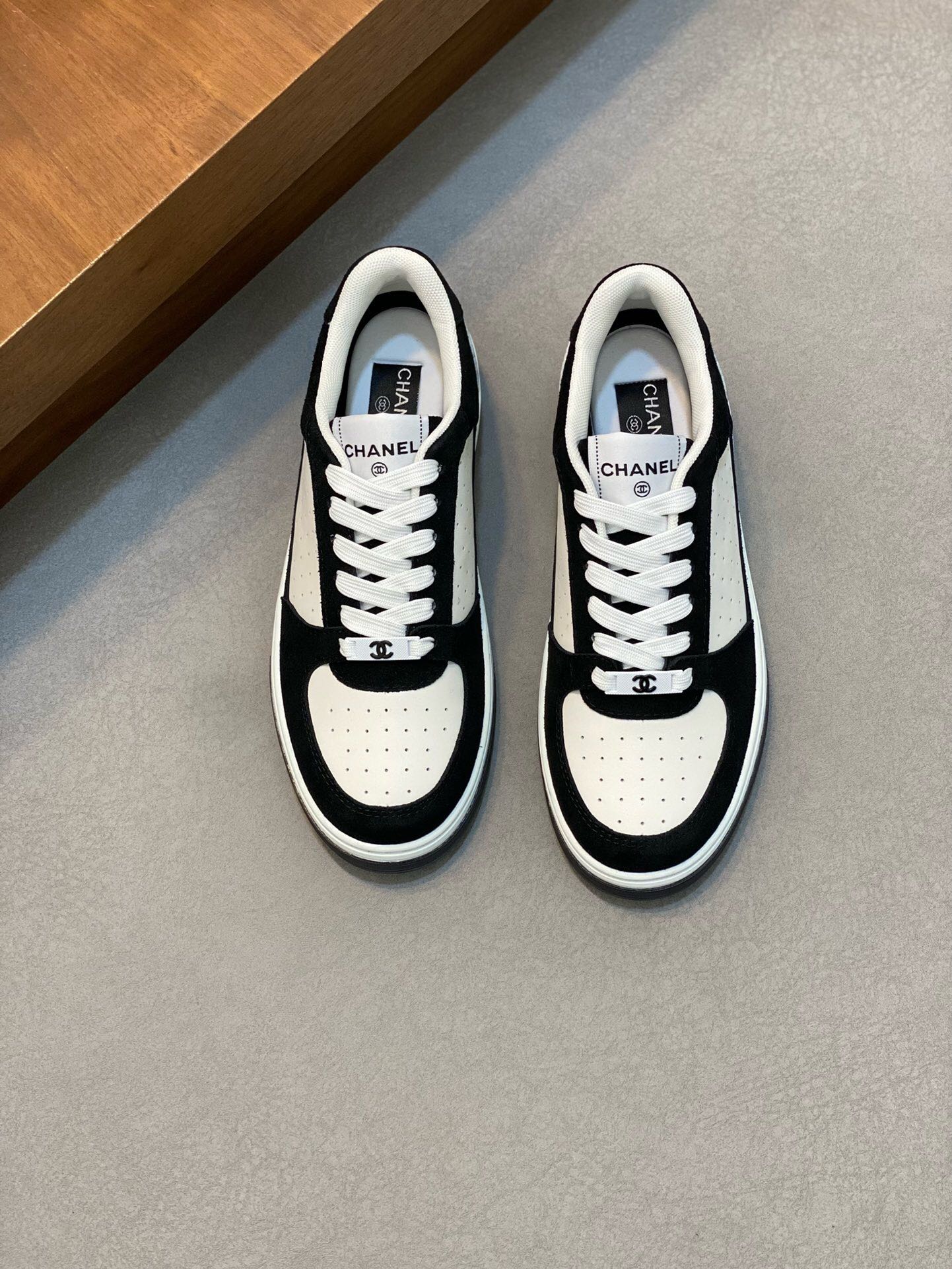 NO:218726,Brand CHANEL original color matching Size 39-44 Custom made 38.45 Price Material Chanel New Chanel super popular sports shoes Fall and winter thick wool wool paired with autumn and winter coats, the sweater is also super beautiful. The mix of fabric tweed and linen   high mercerized beef velvet Multiple color combinations   reflective edges Design sense Breathable and comfortable inner Fashionable essence must be included, Chanel Sports shoes, Chanel, Chanel, Sneakers, Sweaters19860909品牌CHANEL 颜色原版配色 码数39-44定做38.45 价格 材质Chanel 新款 香奈儿超爆款运动鞋 秋冬粗花毛呢款 搭配秋冬大衣,毛衣也超级好看 面料呢子和亚麻的混合 高丝光牛绒 多种拼色 反光边料的设计感 透气舒适内里 时髦精必入,香奈儿 运动鞋,chanel,chanel,sneakers,sweaters,Men's shoes