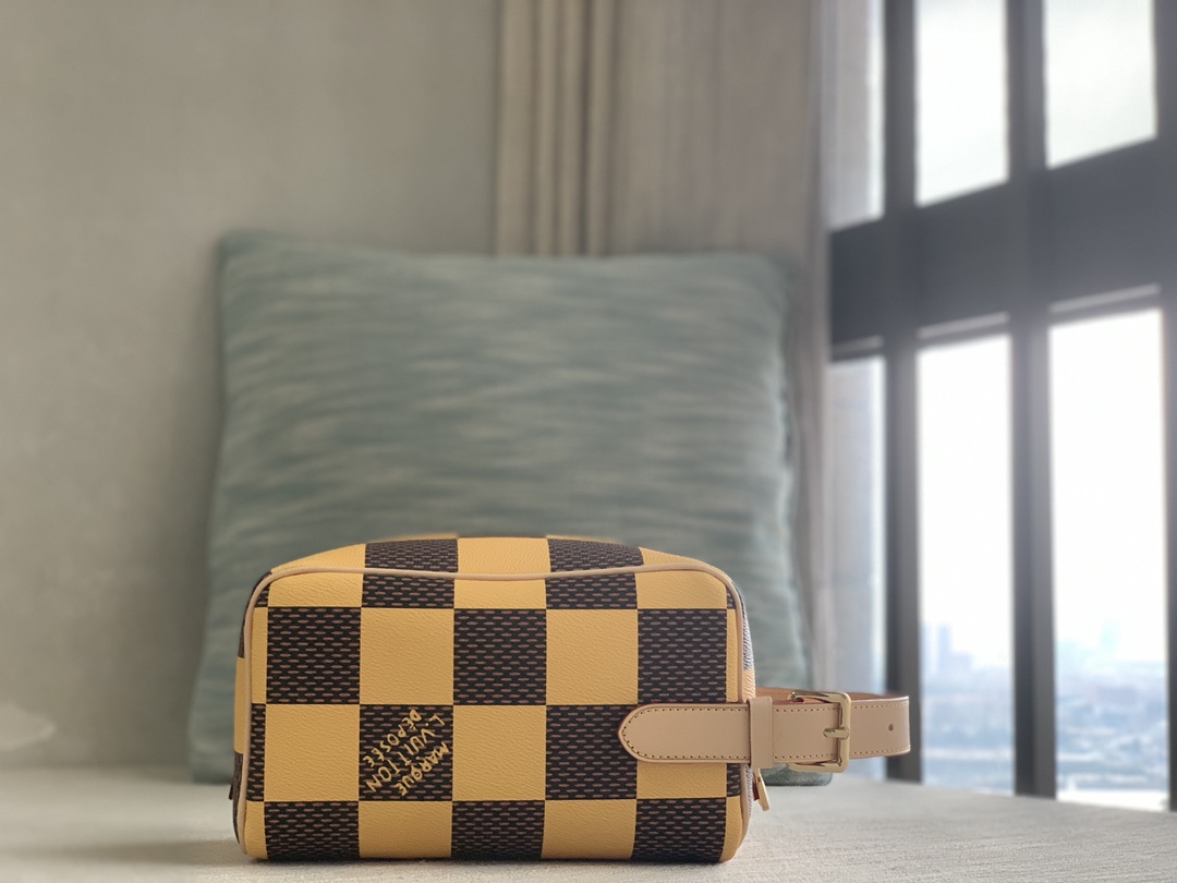 Louis Vuitton [LOCKER DOPP KIT toilet bag] n40567 yellow (checkered) clutch bag