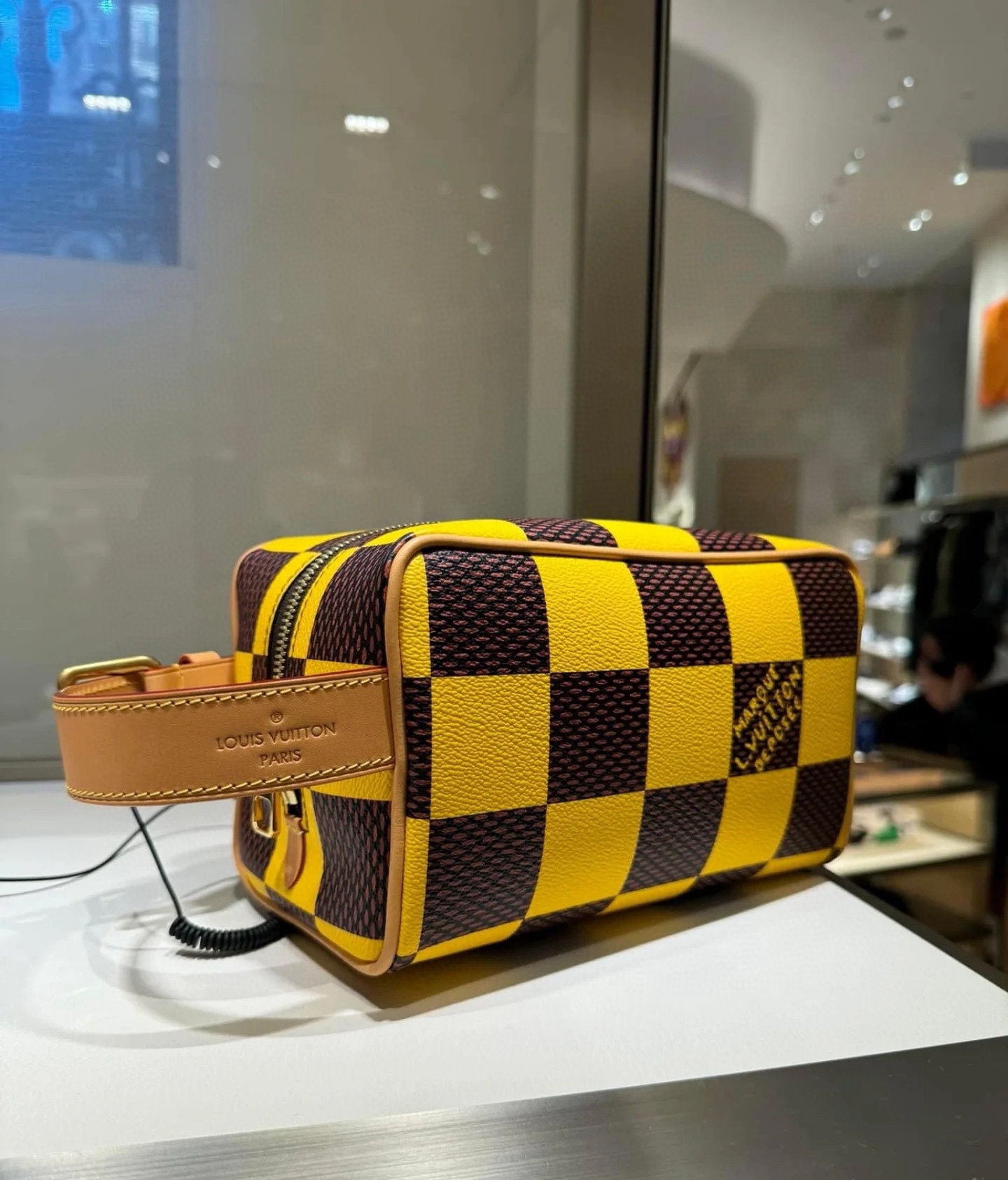 Louis Vuitton LOCKER DOPP KIT Toilet Bag n40567 Yellow (Grid) Hot Picture