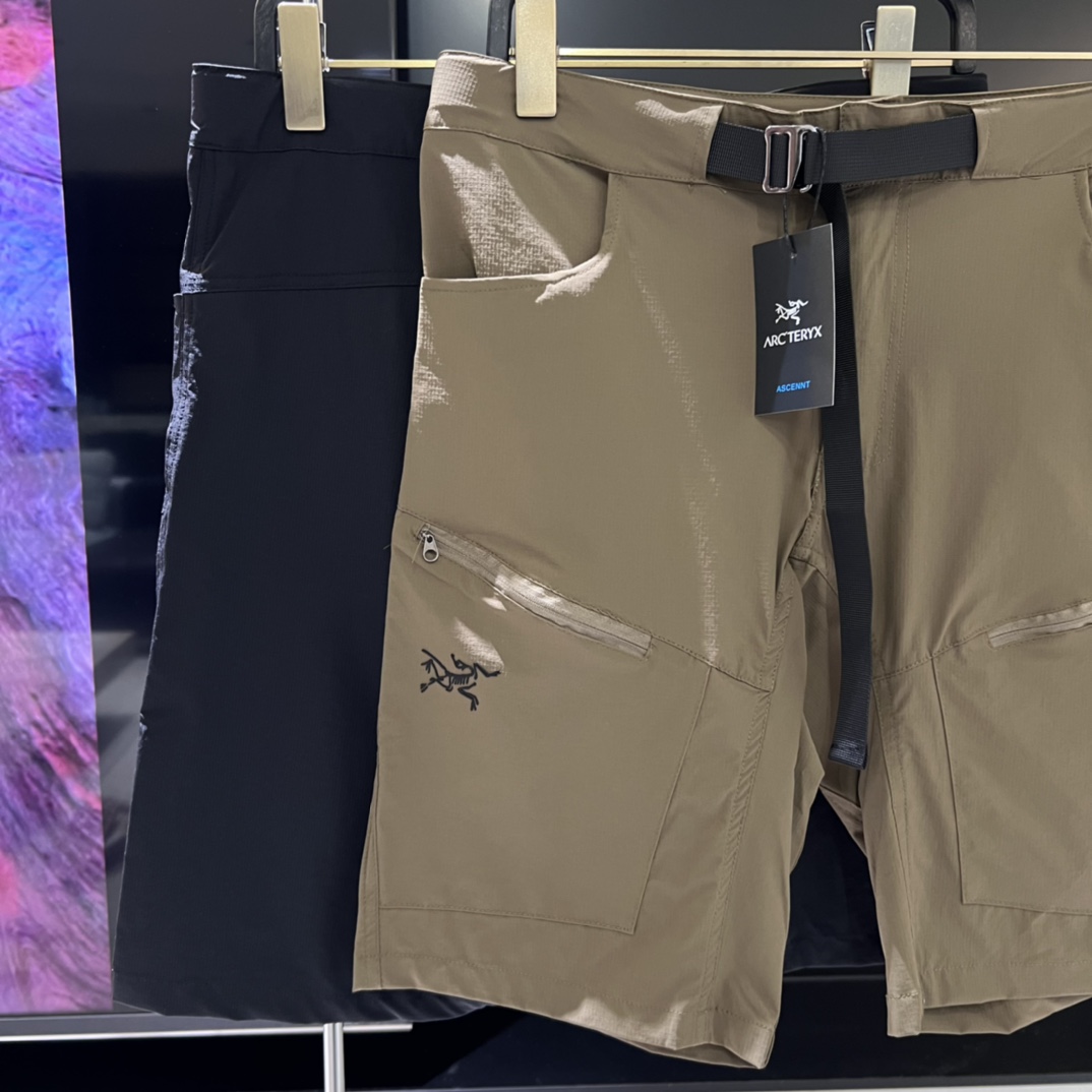 特价90💰不退换
【arc teryxsystem-a 系列户外 休闲通勤 机能短裤 男女同款】
👍👍 它是可以被定义为一条‘皮肤裤’,防晒抗撕裂,整条裤子包括腰部全带弹力,让你切身体会到什么叫薄而不透,时刻保持干爽,清爽一夏的体验,都市机能轻量化弹力工装登山短裤,采用f0双层编织,防泼水透气四面弹兼备的科技面料,让您在运动中获得舒适感。
这款轻量.耐磨.耐候的软壳短裤,适合温暖气候中的攀岩
面料拼接分区贴身设计
在需要的部位采用特殊面料,立体剪裁结构和胯部三角接片设计,
设计简洁的金属腰带调节器,正面两个拉链口袋
采用功能面料,功能设计精心考究,人体工学剪裁,专为户外活动而设计。
terratex™是一款耐磨的尼龙混纺面料,轻薄耐磨,适合暖天远足徒步使用;terratex™面料具有防晒功能,速干透气,弹性舒适。
腰围有拉绒涤纶里衬,吸湿排汗,配腰带穿着配感舒适,一体织腰带合身稳固。面料没有任何涂层 手感轻便柔软!
颜色:黑色,卡其
尺码:L,ⅩL,2ⅩL,3ⅩL。