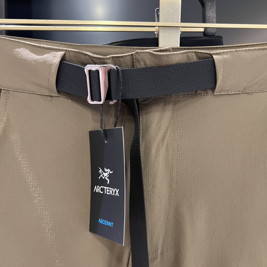 特价90💰不退换
【arc teryxsystem-a 系列户外 休闲通勤 机能短裤 男女同款】
👍👍 它是可以被定义为一条‘皮肤裤’,防晒抗撕裂,整条裤子包括腰部全带弹力,让你切身体会到什么叫薄而不透,时刻保持干爽,清爽一夏的体验,都市机能轻量化弹力工装登山短裤,采用f0双层编织,防泼水透气四面弹兼备的科技面料,让您在运动中获得舒适感。
这款轻量.耐磨.耐候的软壳短裤,适合温暖气候中的攀岩
面料拼接分区贴身设计
在需要的部位采用特殊面料,立体剪裁结构和胯部三角接片设计,
设计简洁的金属腰带调节器,正面两个拉链口袋
采用功能面料,功能设计精心考究,人体工学剪裁,专为户外活动而设计。
terratex™是一款耐磨的尼龙混纺面料,轻薄耐磨,适合暖天远足徒步使用;terratex™面料具有防晒功能,速干透气,弹性舒适。
腰围有拉绒涤纶里衬,吸湿排汗,配腰带穿着配感舒适,一体织腰带合身稳固。面料没有任何涂层 手感轻便柔软!
颜色:黑色,卡其
尺码:L,ⅩL,2ⅩL,3ⅩL。