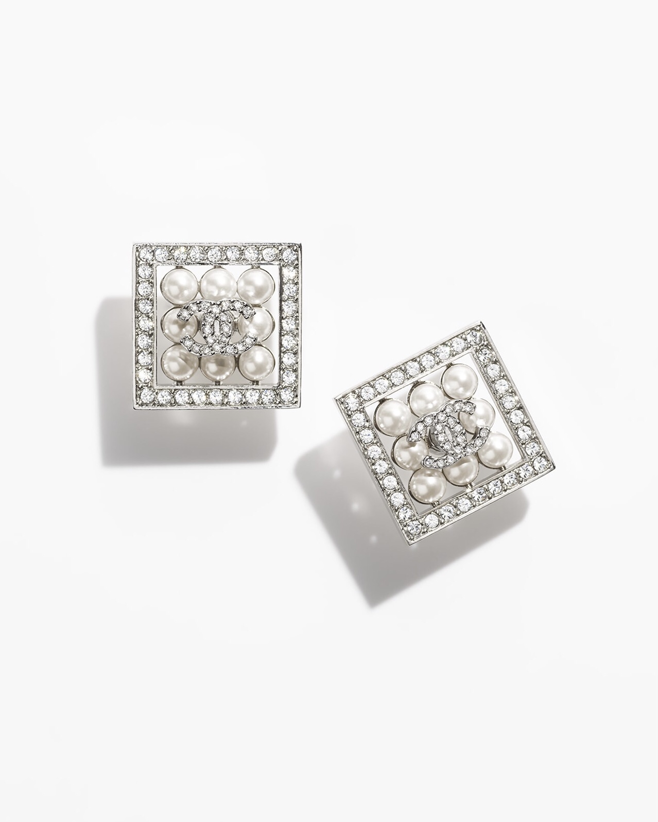 NO:101458,Xiaoxiang new style 24p pearl diamond silver square double c earrings, Chanel earrings, chanel19860909小香新款24p 珍珠镶钻银色 方块双c耳钉,香奈儿耳钉,chanel,Jewelry