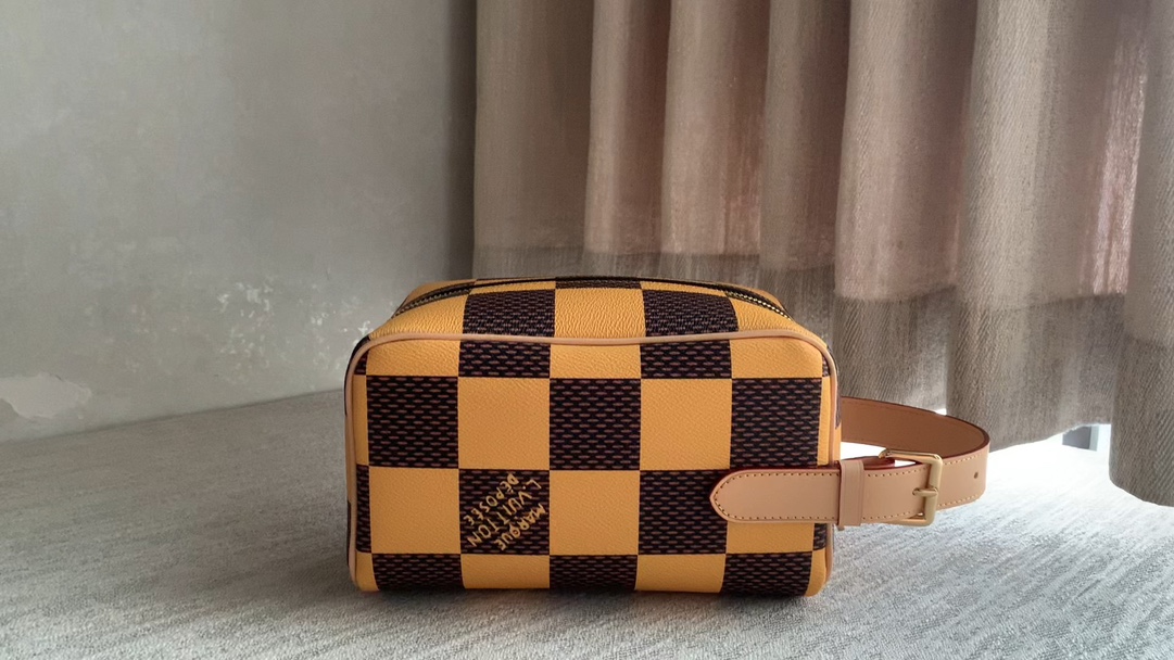 Louis Vuitton [LOCKER DOPP KIT toilet bag] n40567 yellow (lattice) with transcoding chip