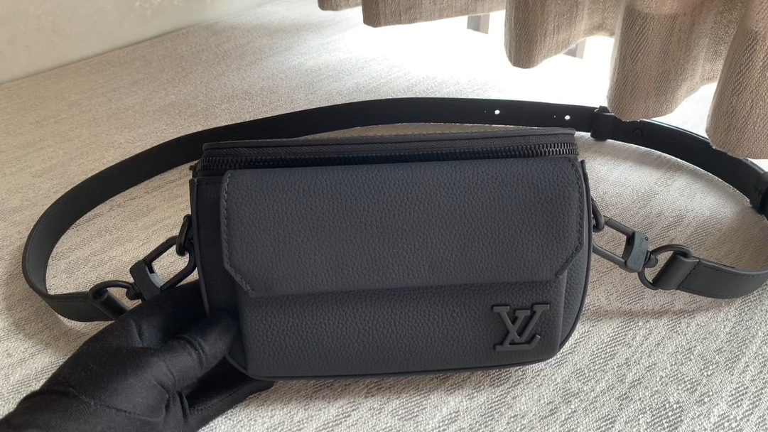 Louis Vuitton [Pilot Aer messenger bag] M83563 black