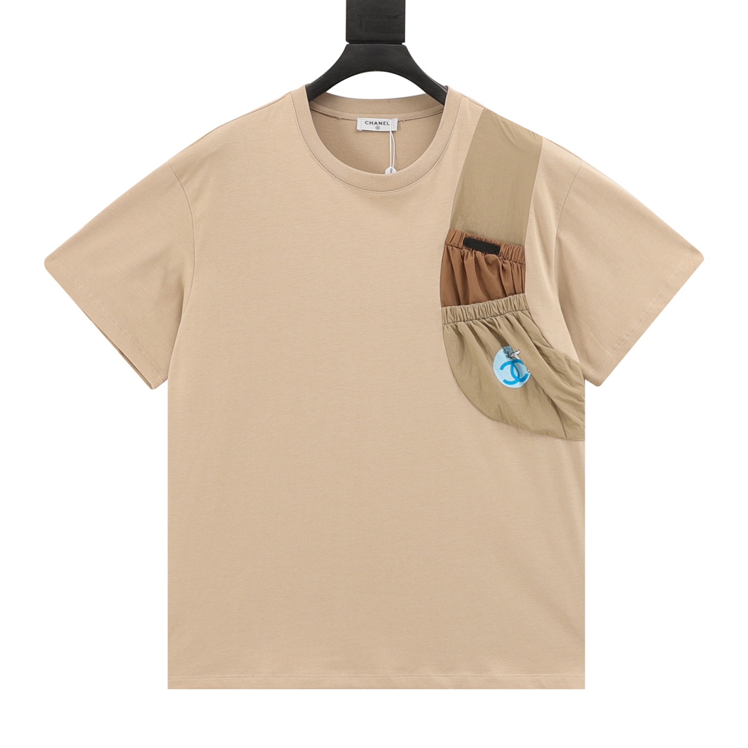CHANEL/Chanel Camiseta de manga corta con bolsillo decorativo y paneles, un corte OS simple pero elegante. El…