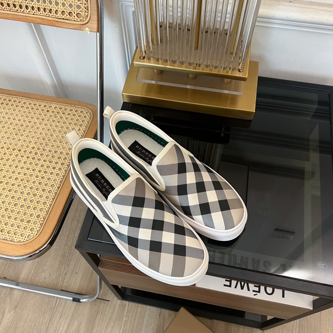 2024 Burberry Lovers Collection: Vintage Cotton and Italian Leather Details - 图片 7