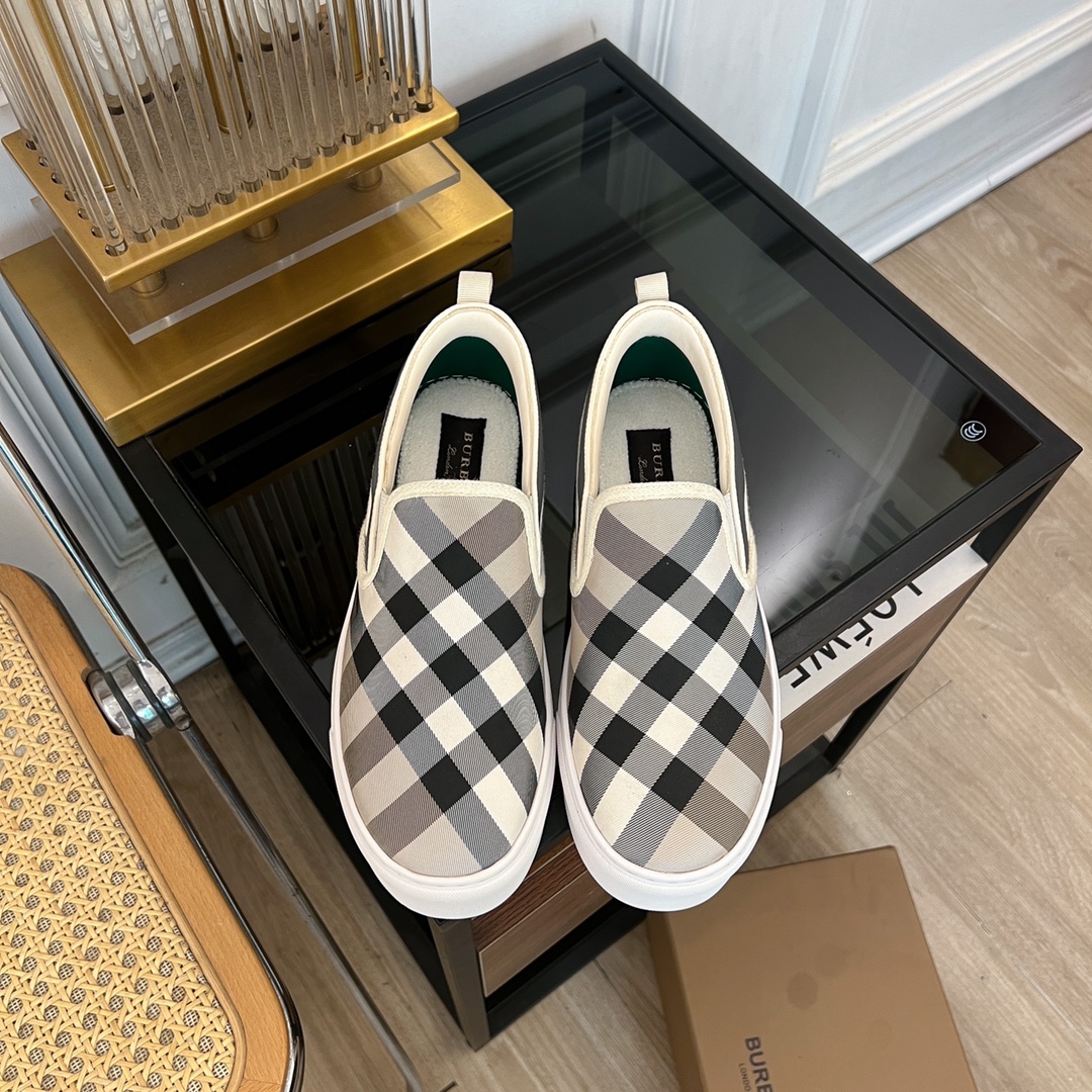 2024 Burberry Lovers Collection: Vintage Cotton and Italian Leather Details - 图片 1
