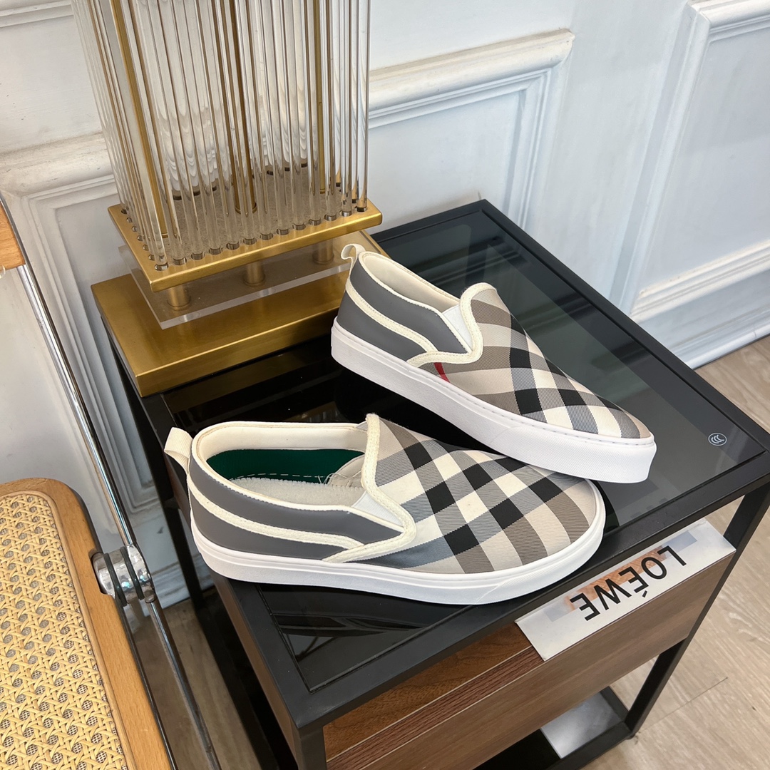 2024 Burberry Lovers Collection: Vintage Cotton and Italian Leather Details - 图片 4