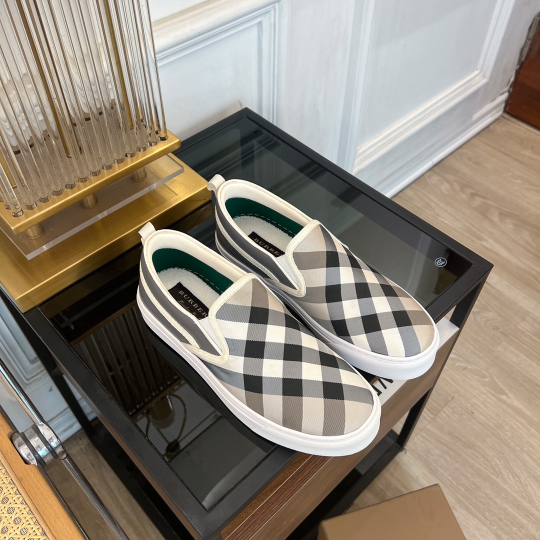 2024 Burberry Lovers Collection: Vintage Cotton and Italian Leather Details - 图片 2