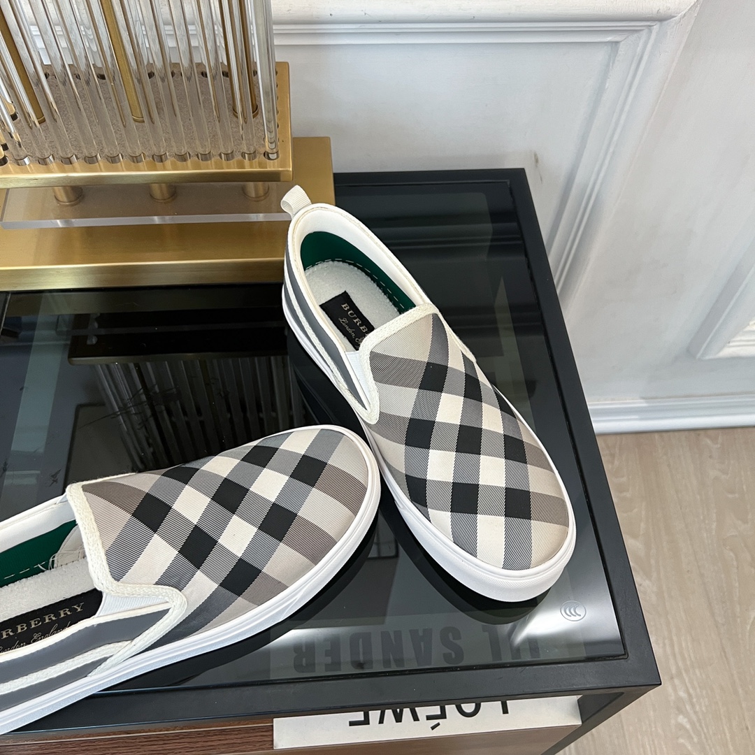2024 Burberry Lovers Collection: Vintage Cotton and Italian Leather Details - 图片 8