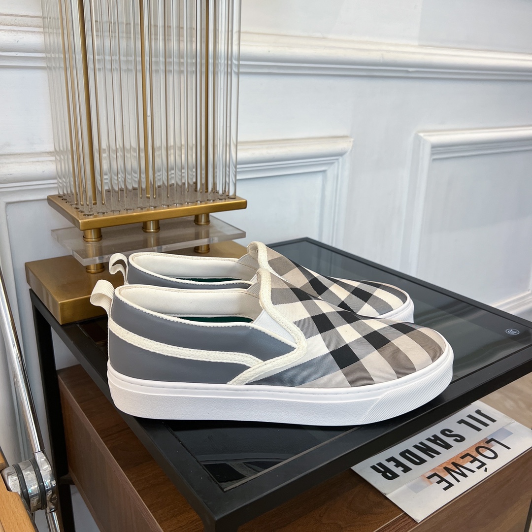 2024 Burberry Lovers Collection: Vintage Cotton and Italian Leather Details - 图片 3