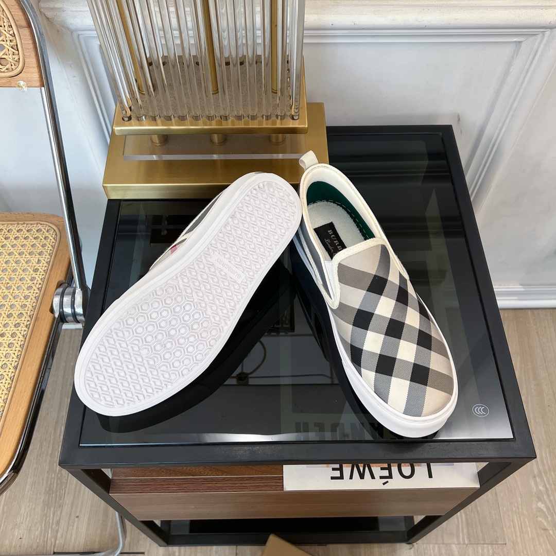 2024 Burberry Lovers Collection: Vintage Cotton and Italian Leather Details - 图片 9