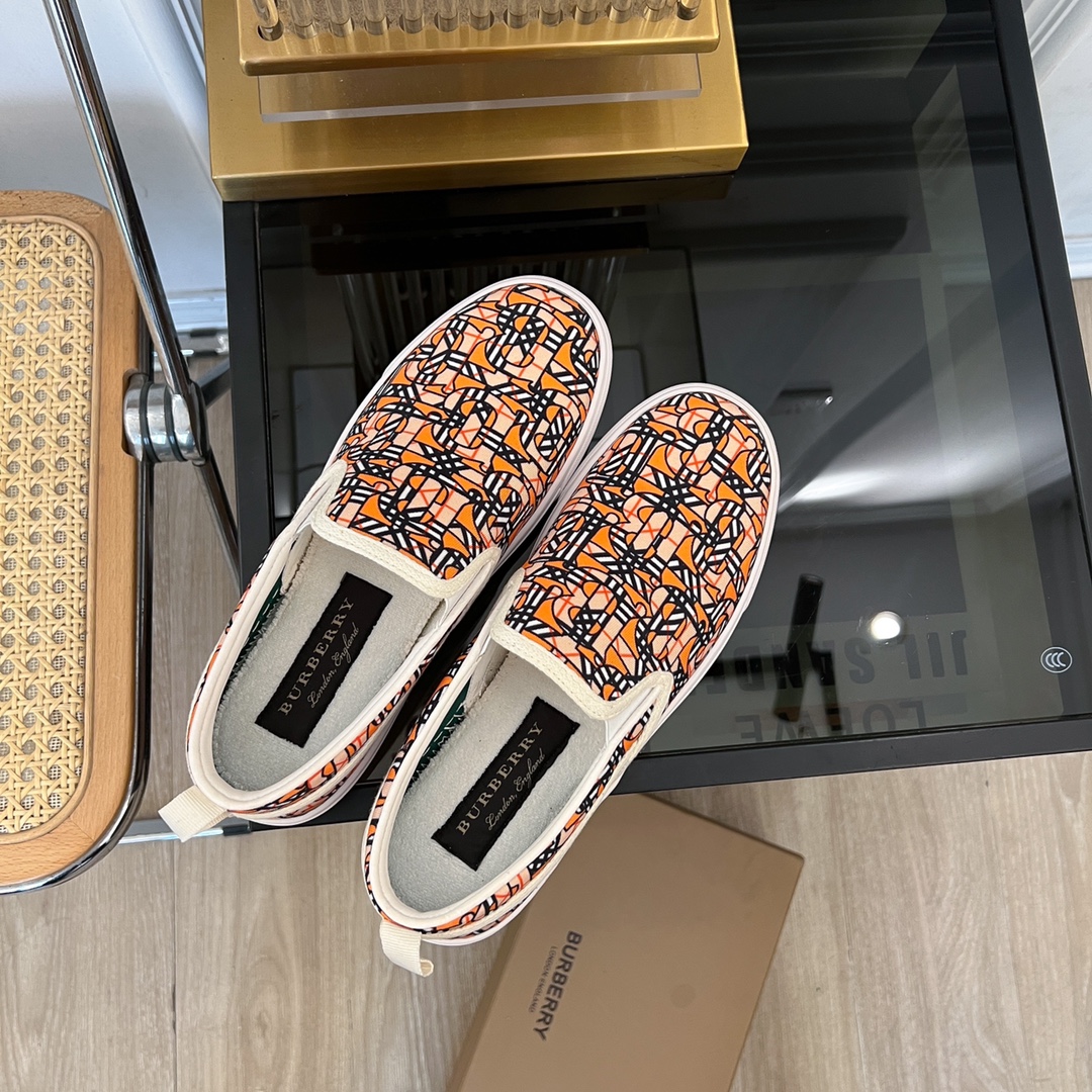 2024 Burberry Lovers Collection: Classic Details in Rare Materials - 图片 5