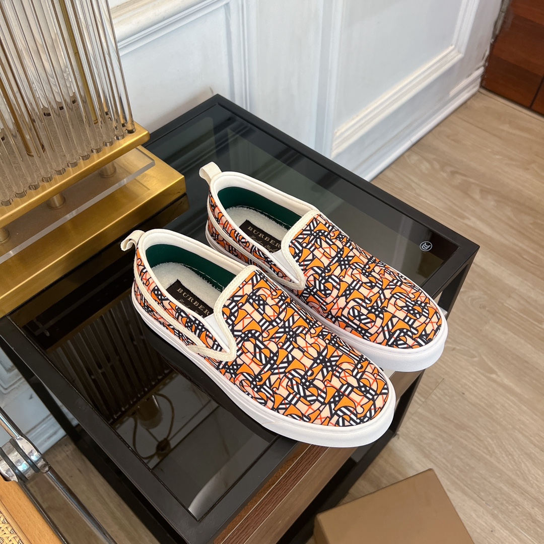 2024 Burberry Lovers Collection: Classic Details in Rare Materials - 图片 2