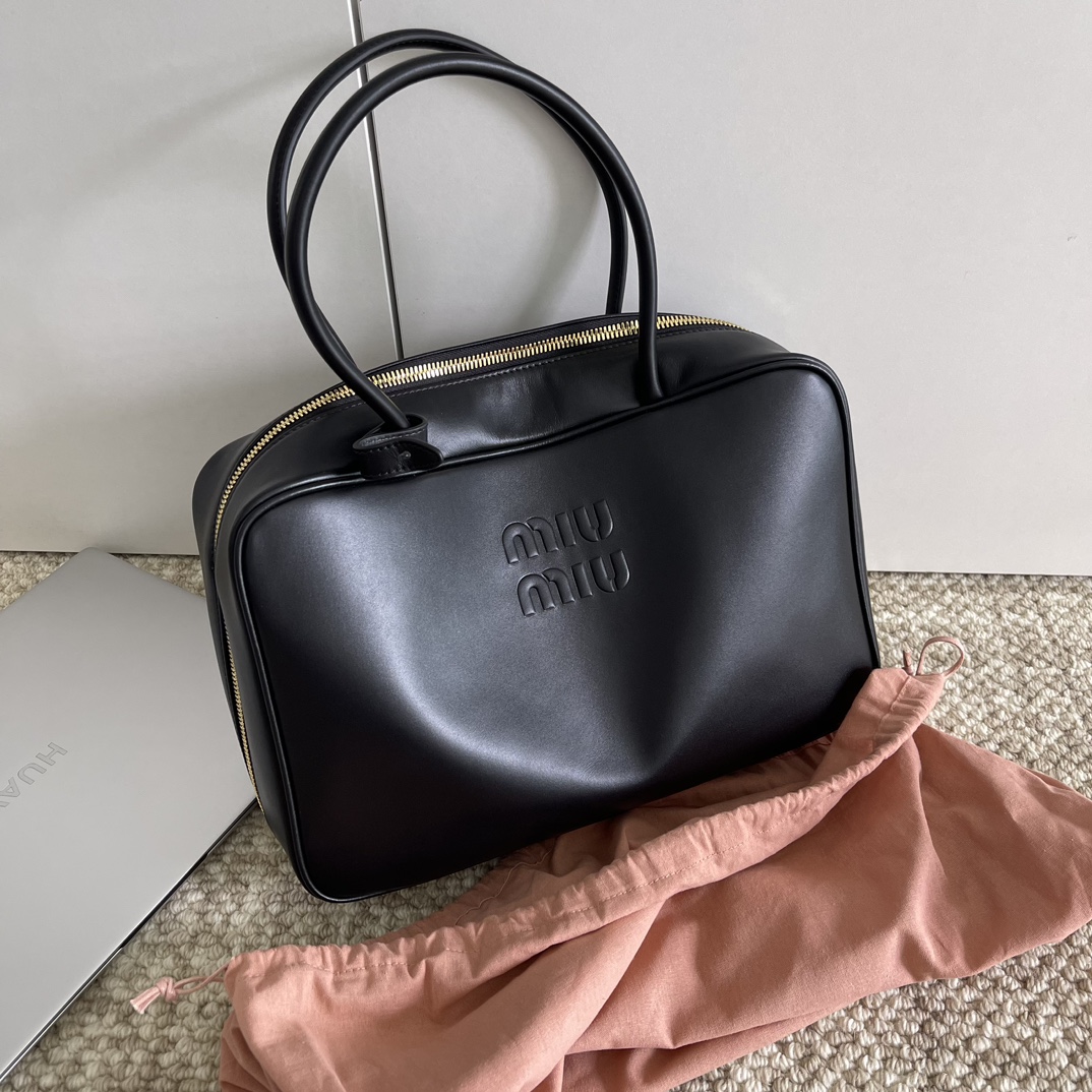 Miu Miu Miumiu Briefcase 5BB117 This is a strapless model with a long handle. This briefcase has a simple design and comprehensive functionality.