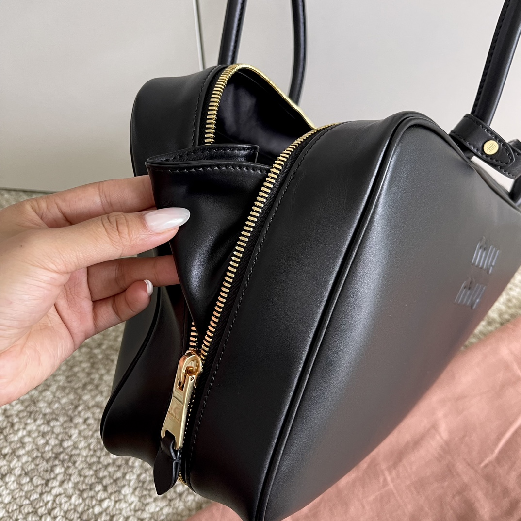Miu Miu The interior of the bag is very spacious, with two zipper pockets on both sides. The interior is made of custom-made 100% satin material,