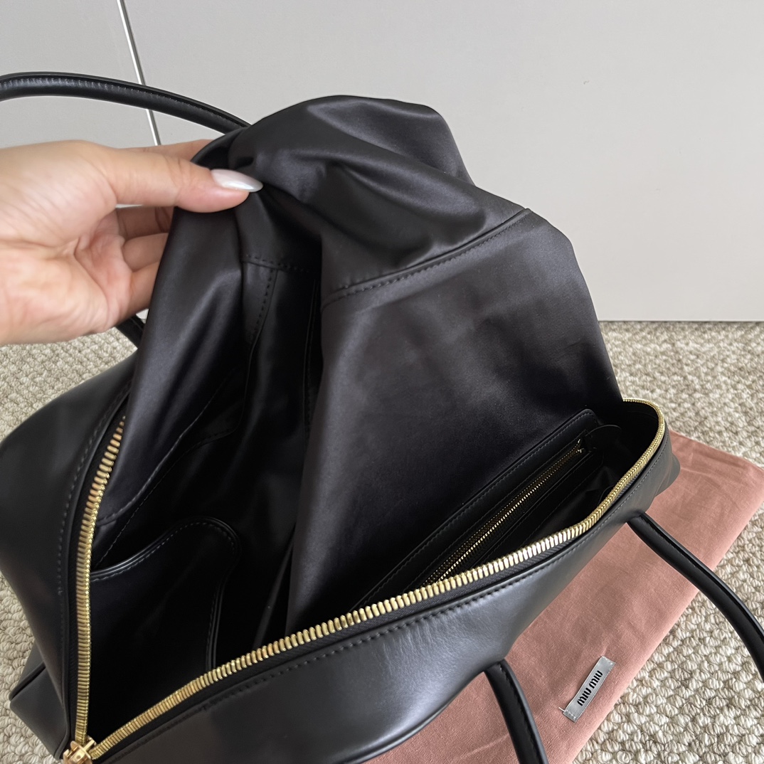 Miu Miu The interior of the bag is very spacious, with two zipper pockets on both sides. The interior is made of custom-made 100% satin material,