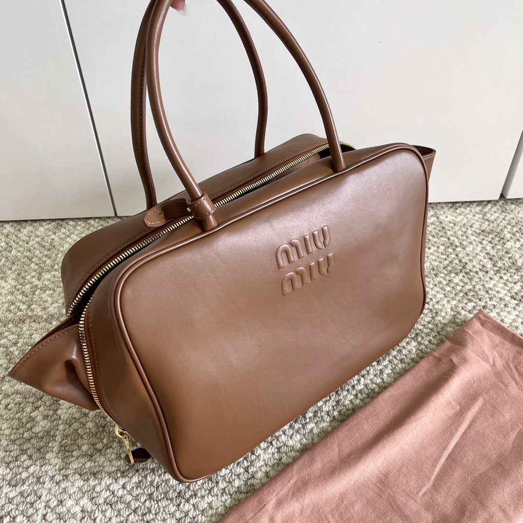 Miu Miu Brown Miumiu Briefcase 5BB117 This is a strapless model with a long handle. This briefcase has a simple design and comprehensive function