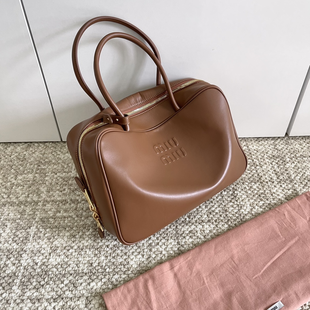 Miu Miu Brown Miumiu Briefcase 5BB117 This is a strapless model with a long handle. This briefcase has a simple design and comprehensive function