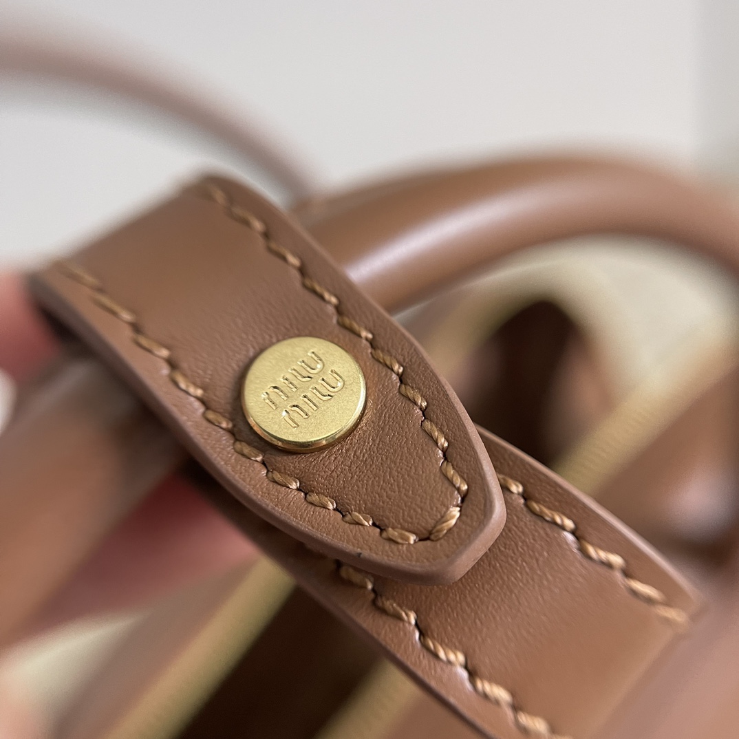 Miu Miu The whole hardware is made of old frosted craftsmanship. The original slider pulls the tag, and the pull tag hardware has a glossy feel a