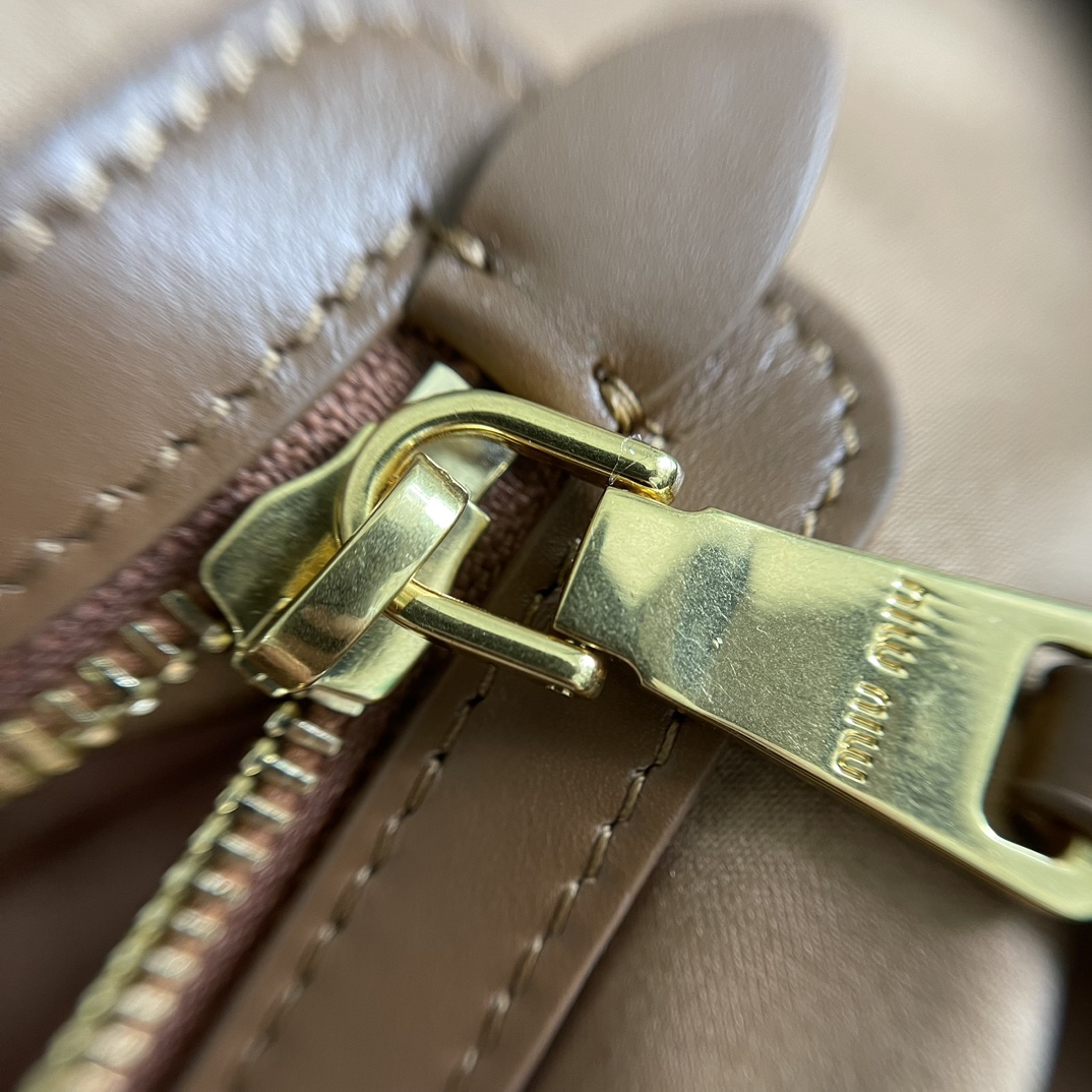 Miu Miu The whole hardware is made of old frosted craftsmanship. The original slider pulls the tag, and the pull tag hardware has a glossy feel a