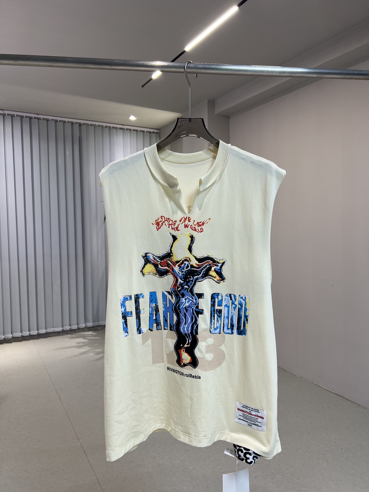 #R01 FOG联名RRR123短袖无袖T6
FOG联名RRR123字母涂鸦背心坎肩无袖T恤   SIZE：1 2 3 码