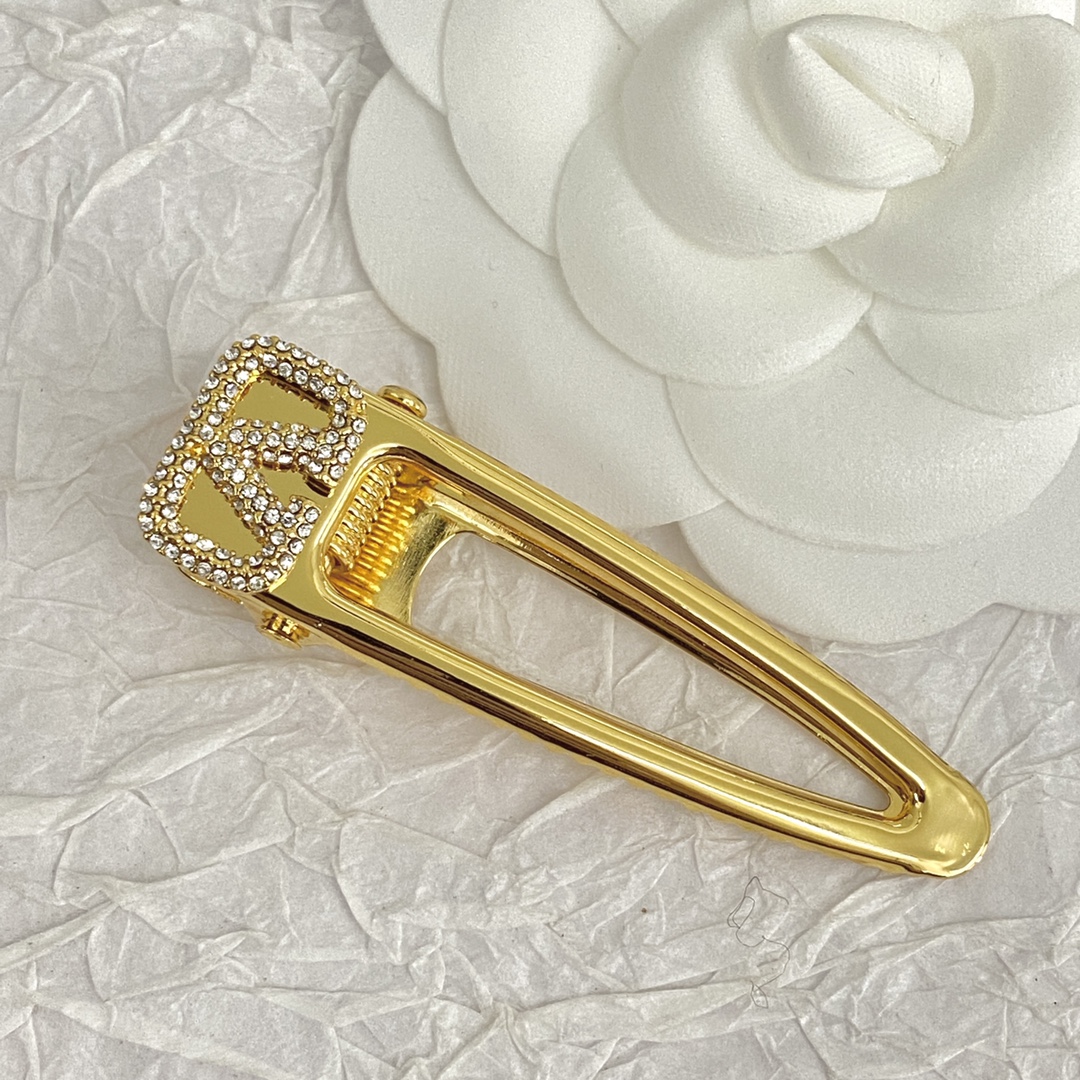 Valentino’s Vlogo Signature: Elegant, Stylish, and Youthful in Gold Camera Aesthetic. - 图片 3